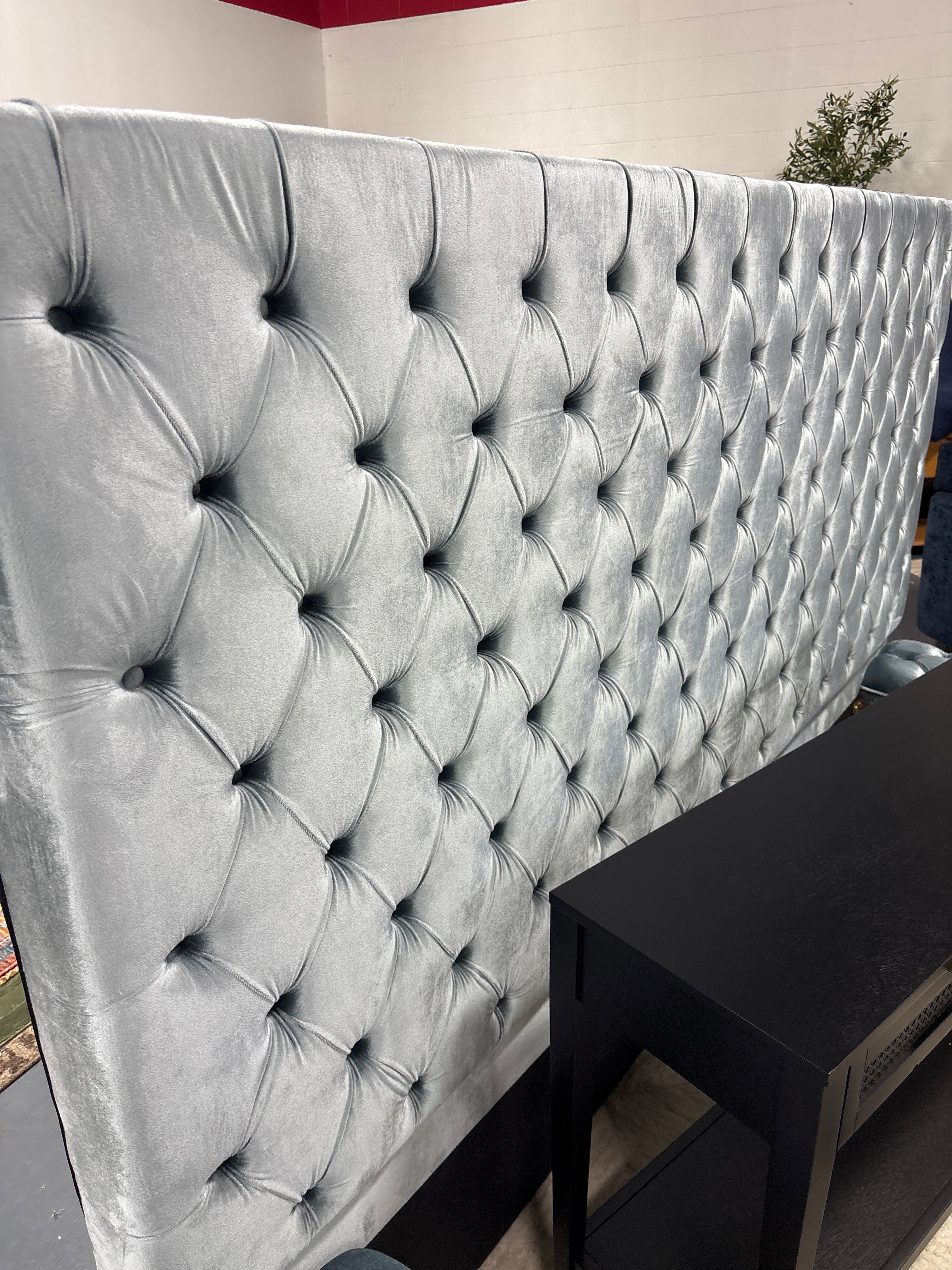 (KING) Johnnay Upholstered Platform Storage Bed SHOWROOM ITEM