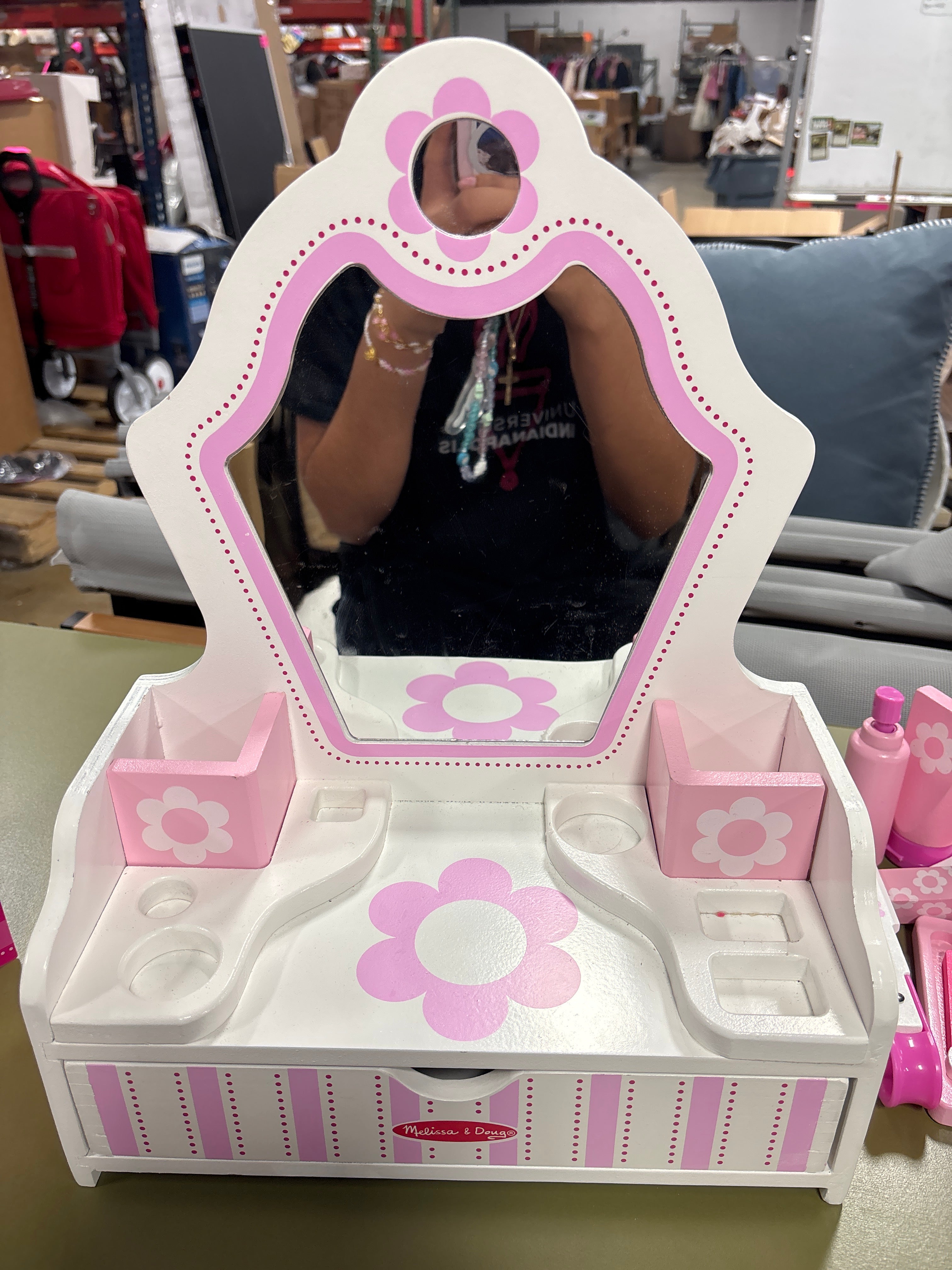 17pc Wooden Beauty Salon Play Set With Vanity and Accessories SHOWROOM ITEM