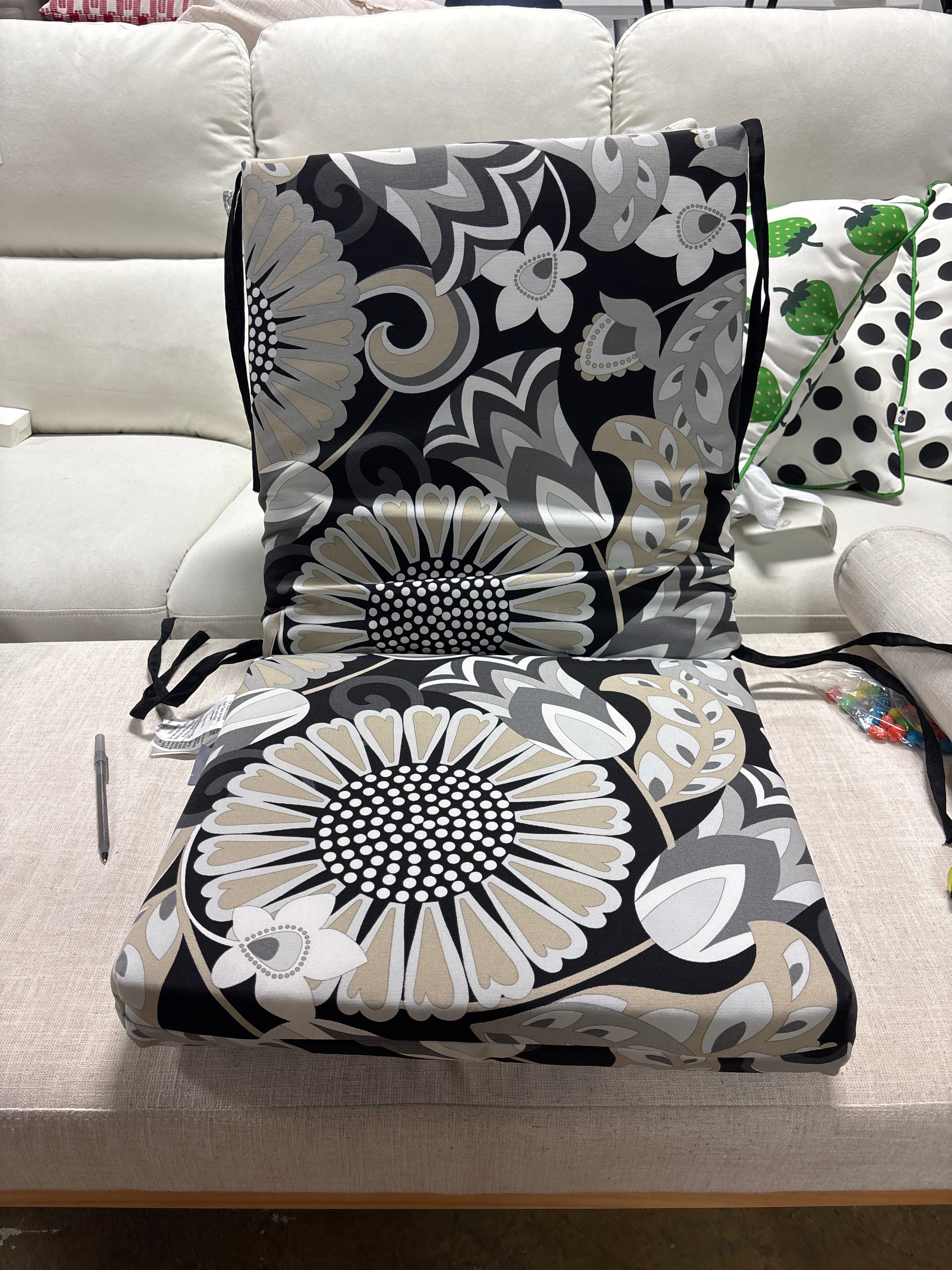 Pillow Perfect Floral Indoor/Outdoor Square Corner Chair Cushion with Ties SHOWROOM ITEM