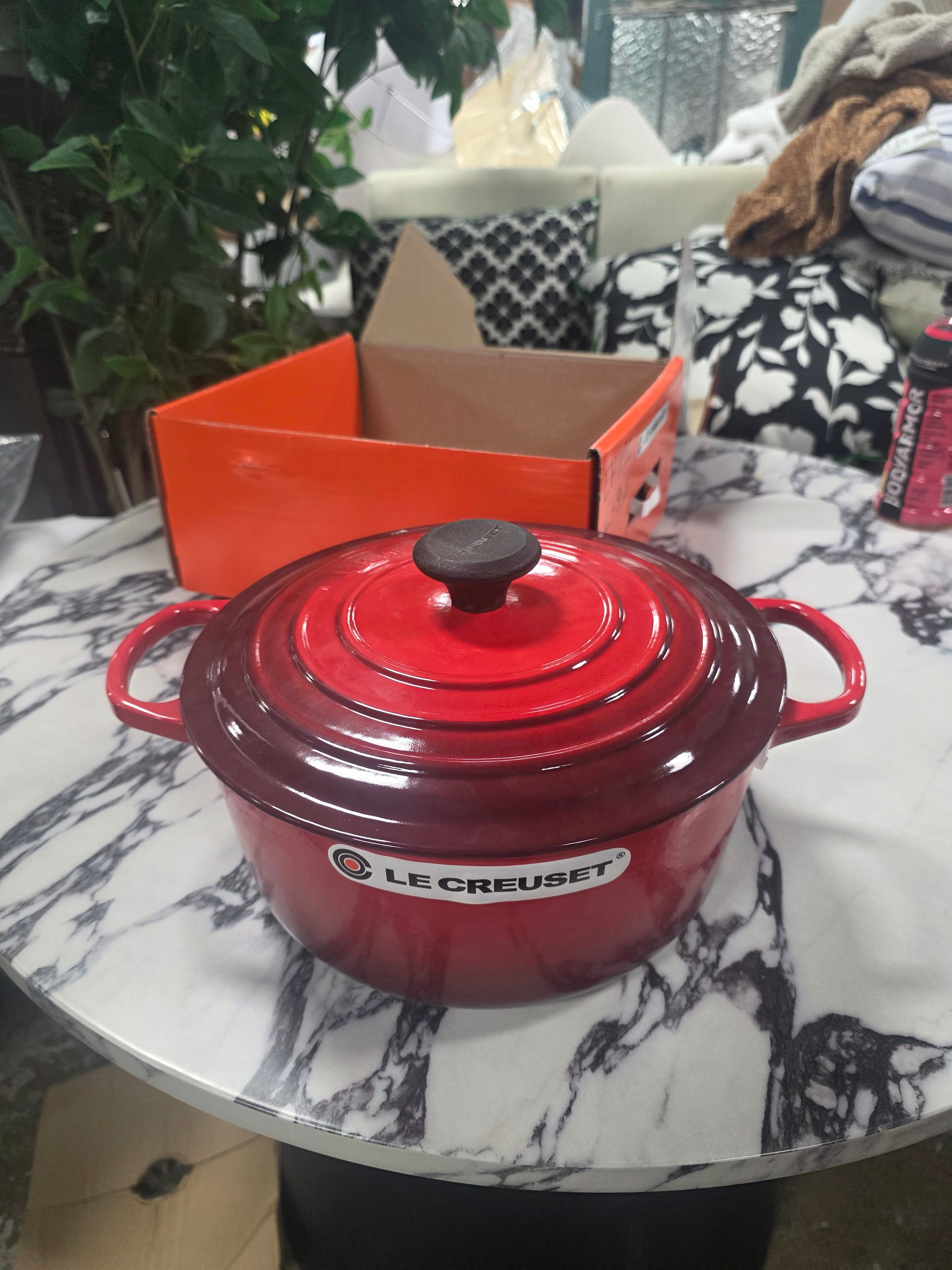 Signature Round Dutch Oven - SHOWROOM ITEM 
