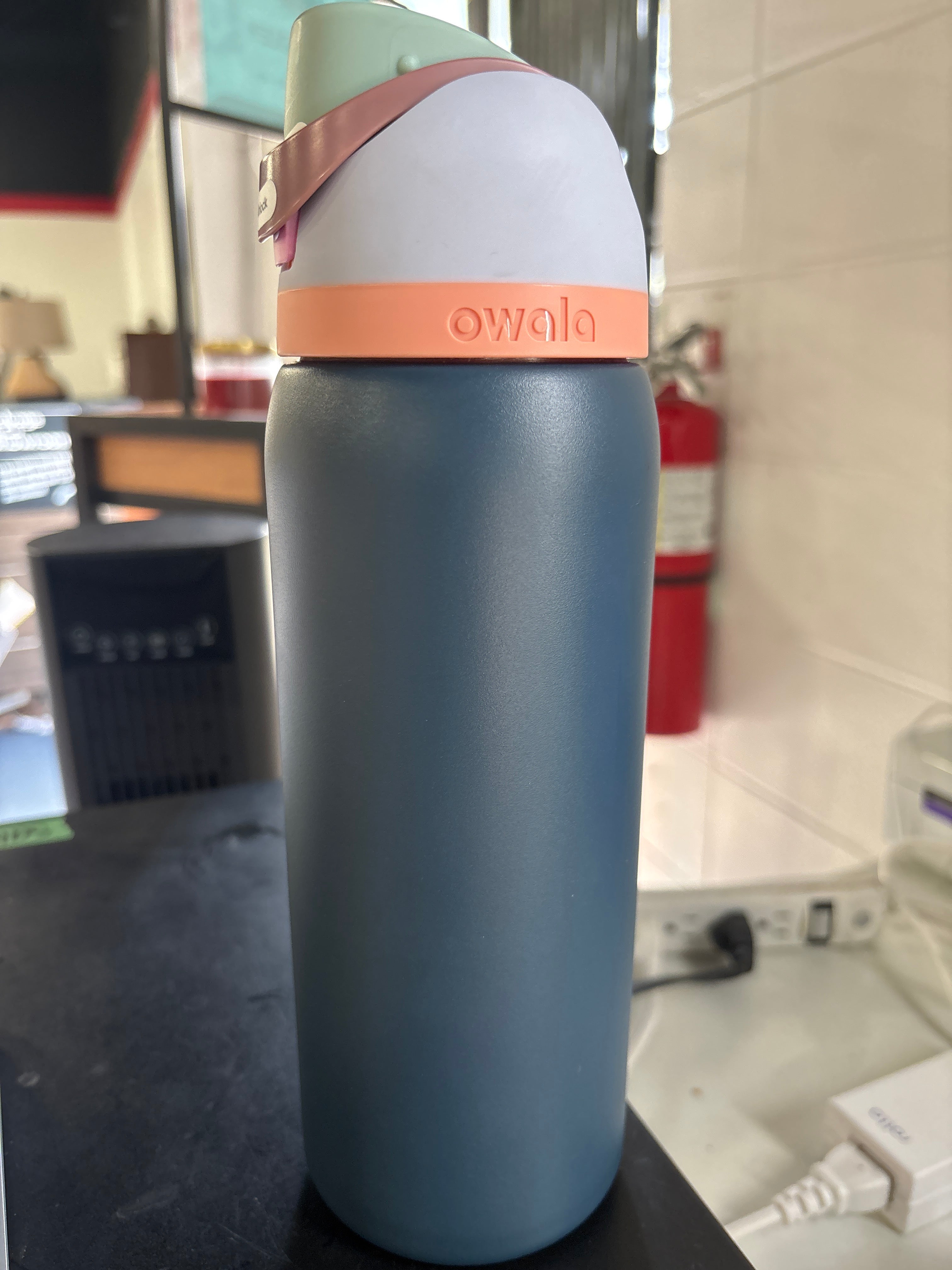 32oz Owala FreeSip Stainless Steel Water Bottle -  Navy Nights SHOWROOM ITEM