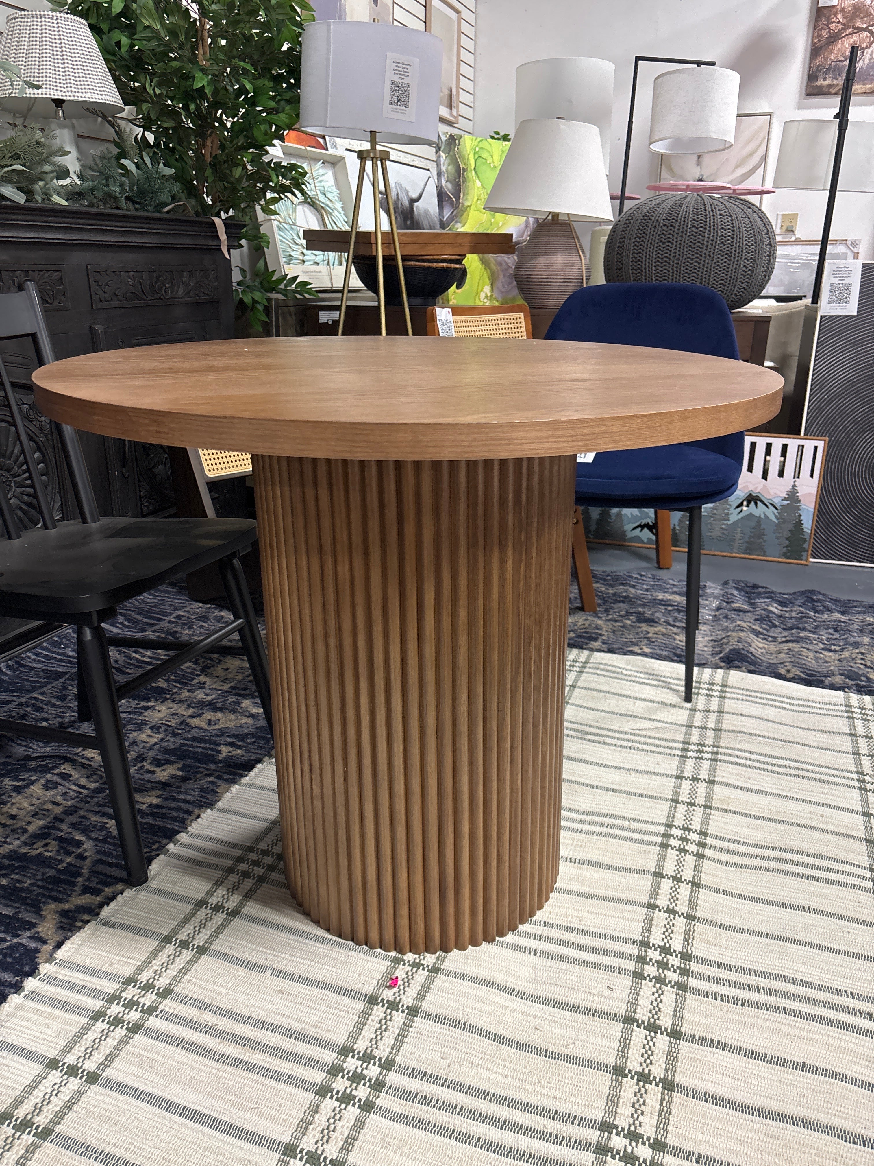 Pedestal Elegant Wood Texture Round Dining Table SHOWROOM ITEM ...