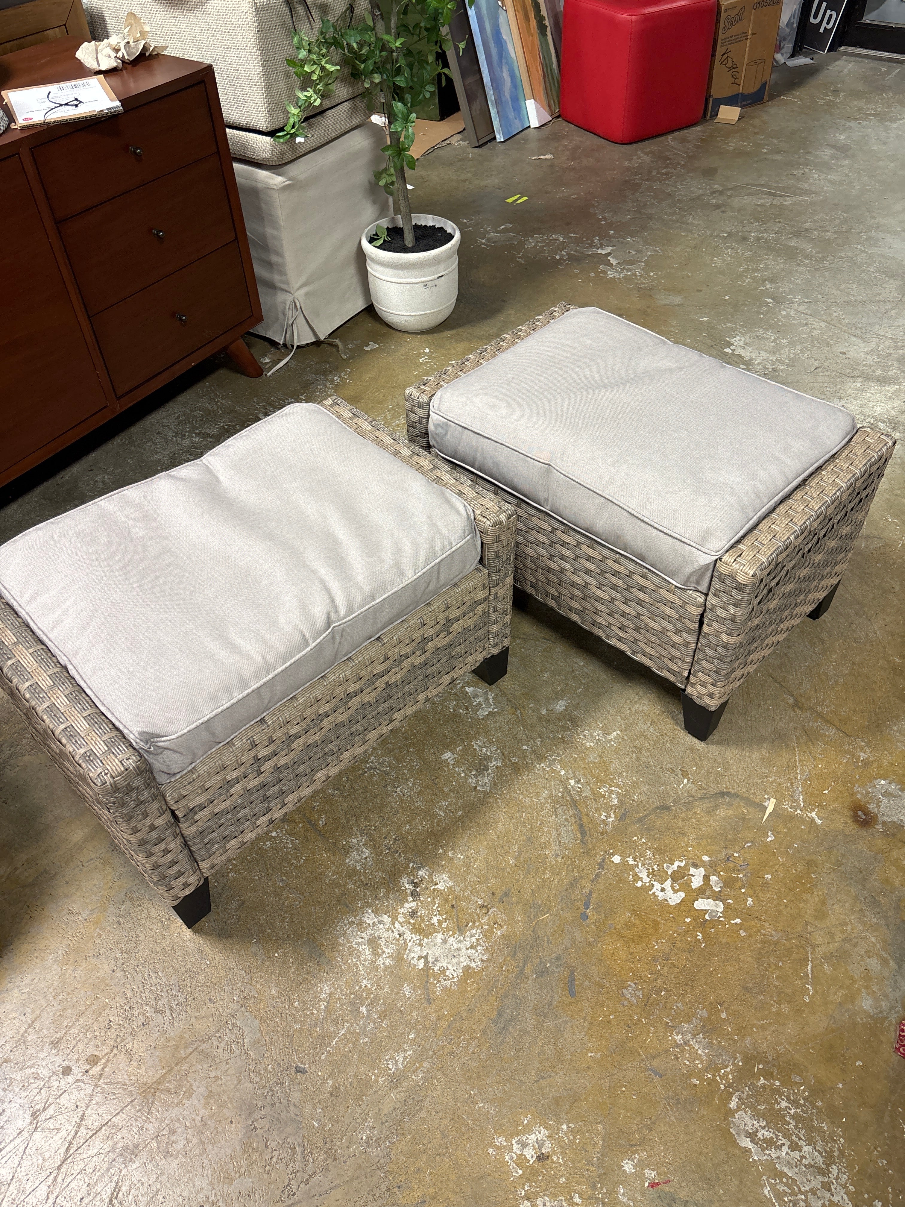 (Set of 2) Eagle Peak Wicker Outdoor Ottomans - Gray SHOWROOM ITEM