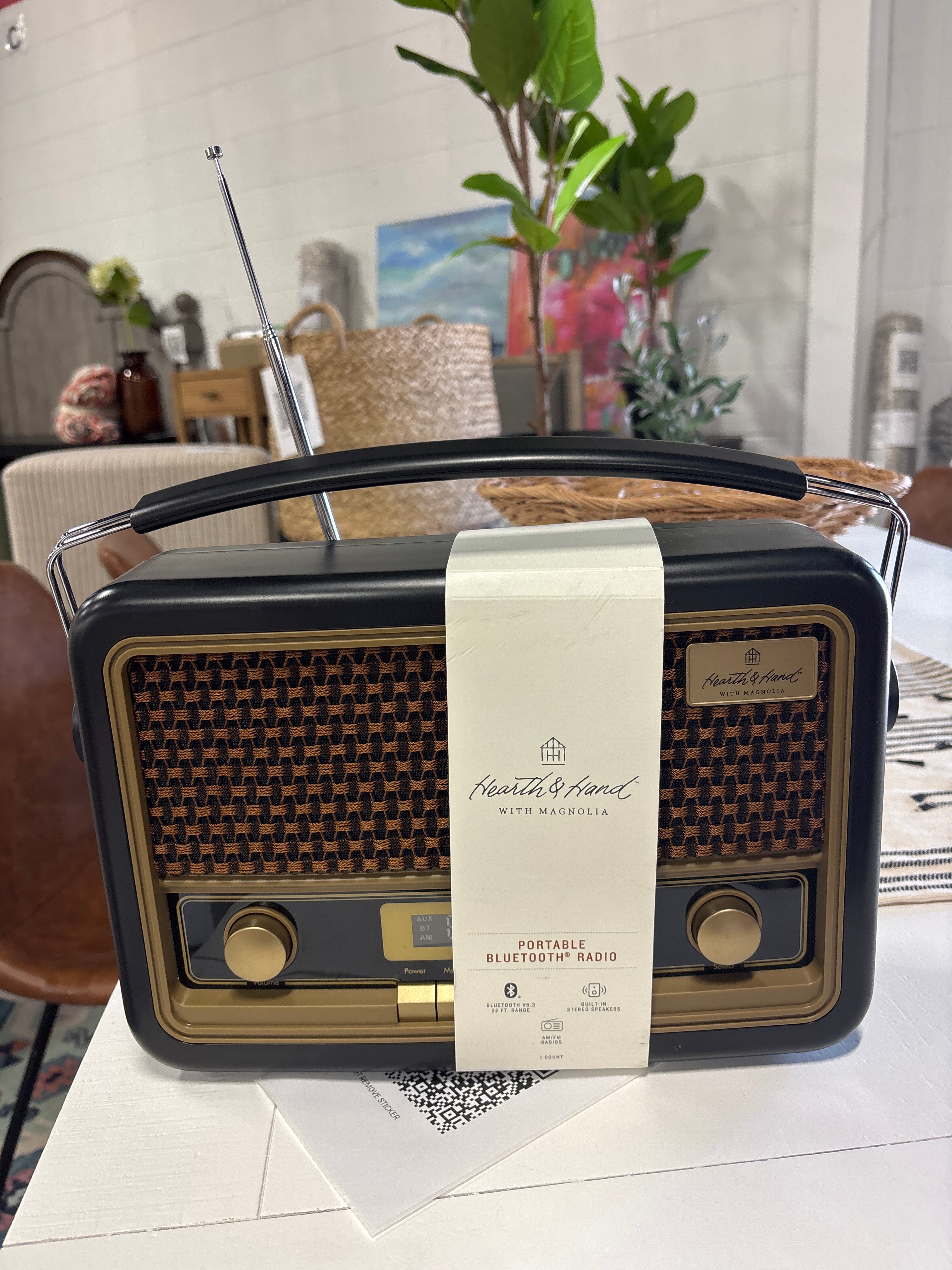 Vintage Style AM/FM Bluetooth Radio Black SHOWROOM ITEM