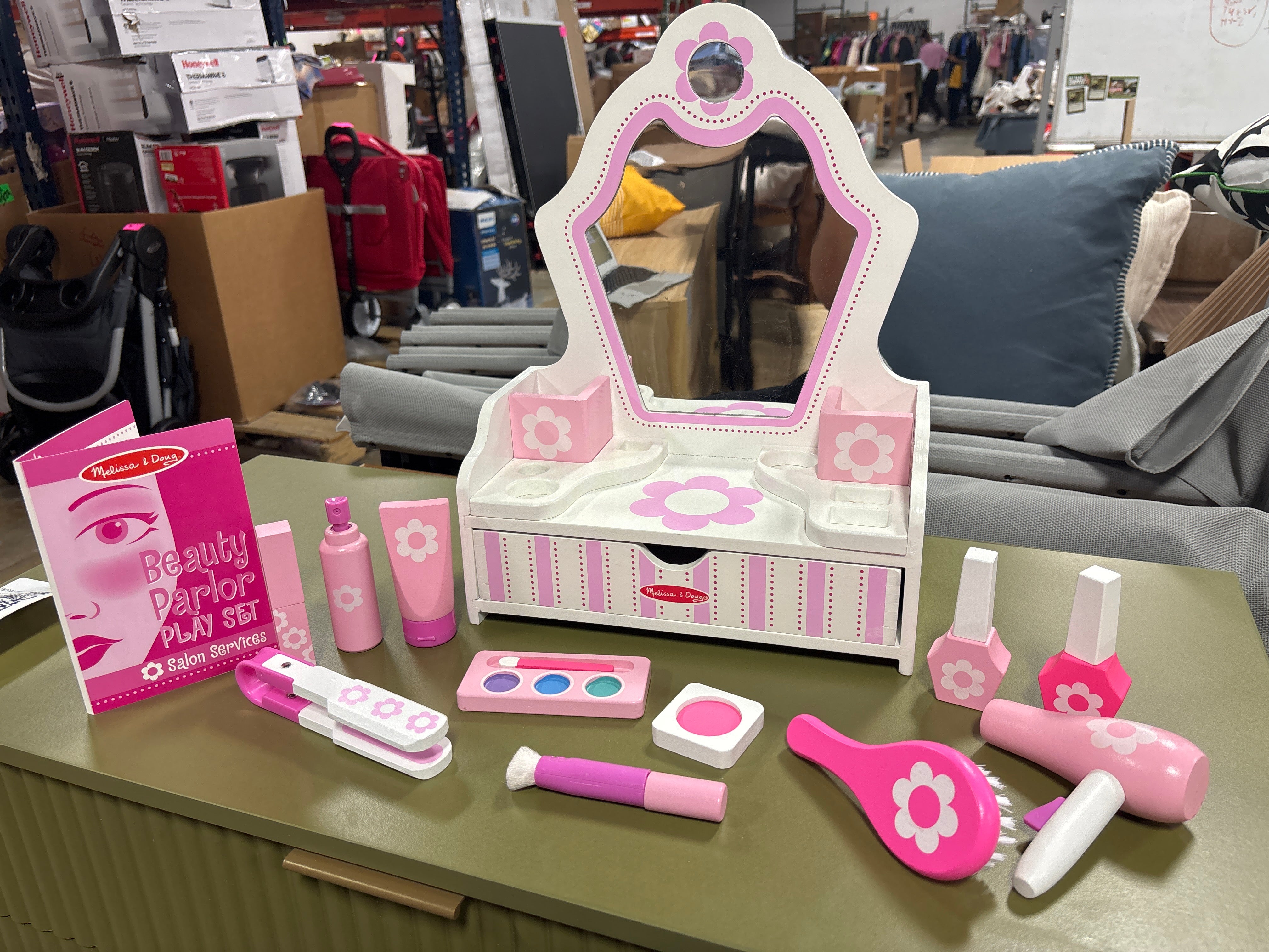 17pc Wooden Beauty Salon Play Set With Vanity and Accessories SHOWROOM ITEM