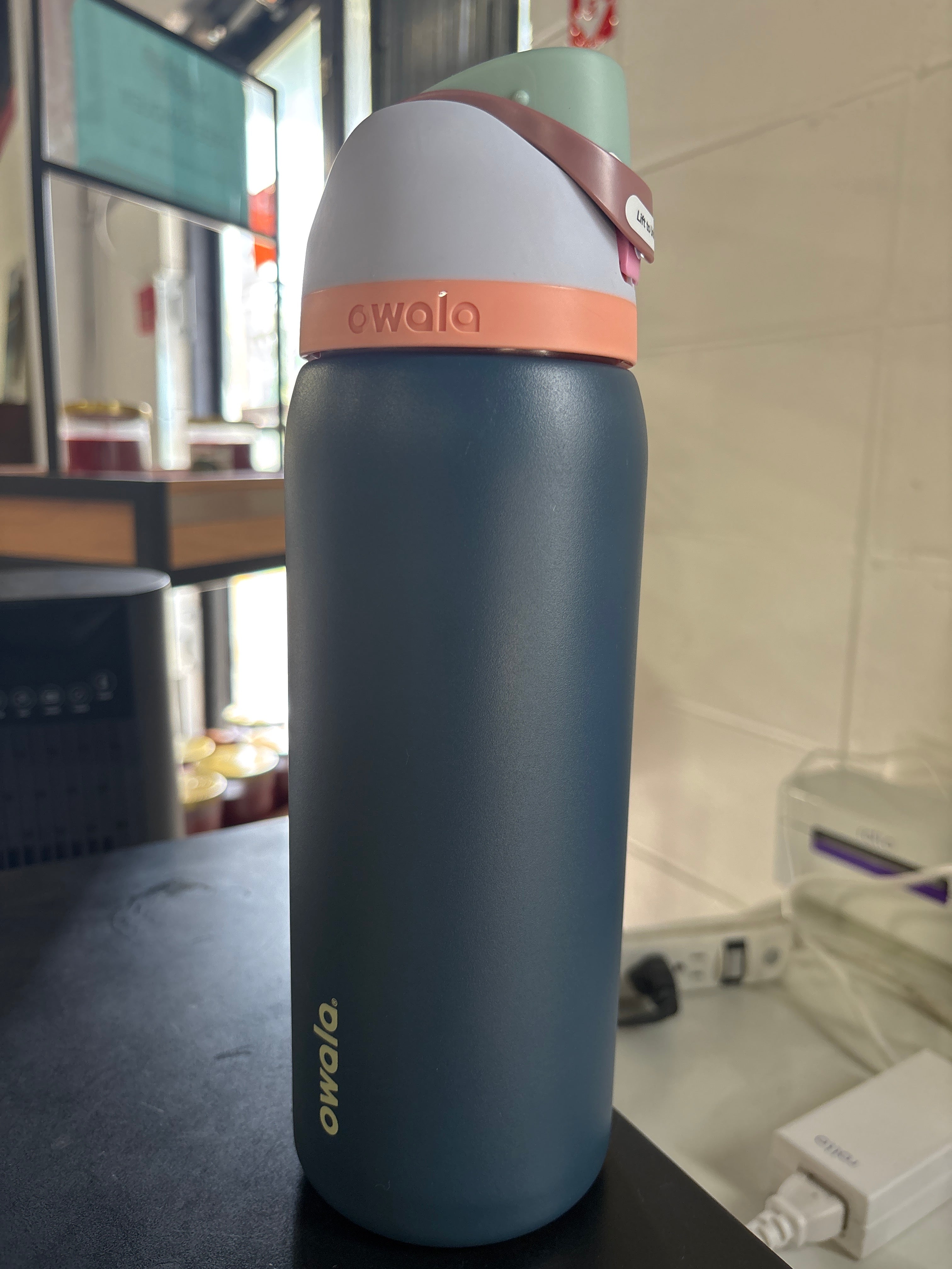32oz Owala FreeSip Stainless Steel Water Bottle -  Navy Nights SHOWROOM ITEM