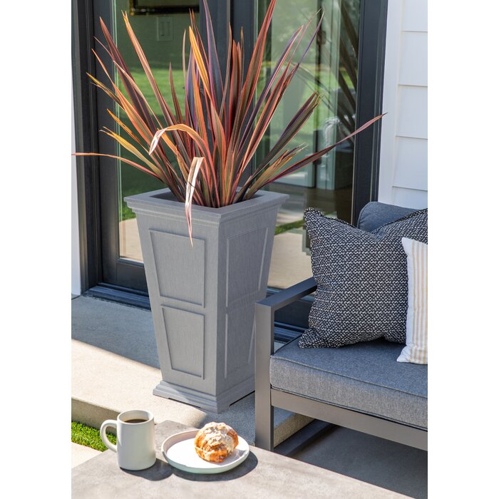 Abram Tall Planter Box Sol 72 Outdoor Color: Black, Set of: 1