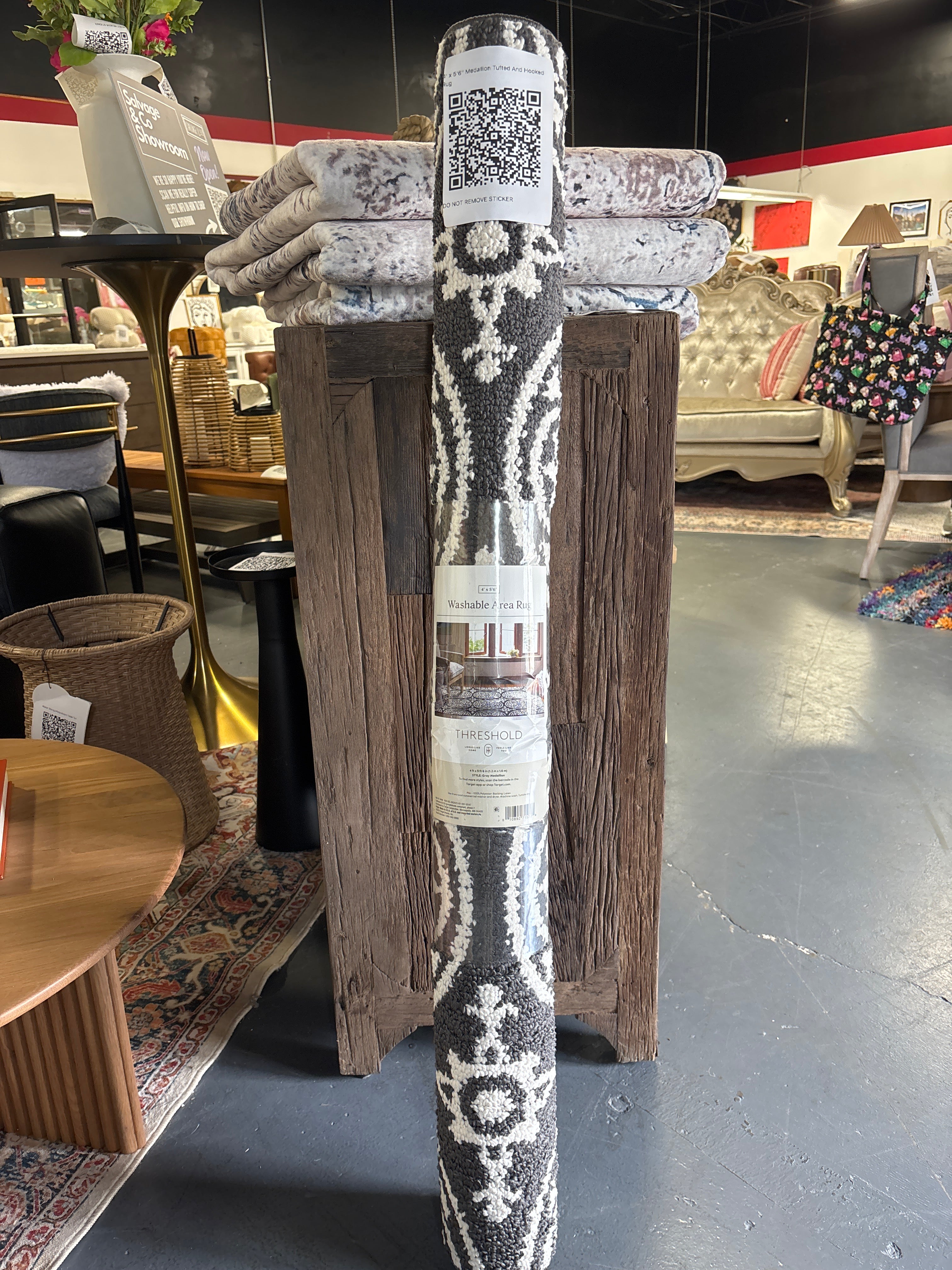 4' x 5'6" Medallion Tufted And Hooked Rug SHOWROOM ITEM