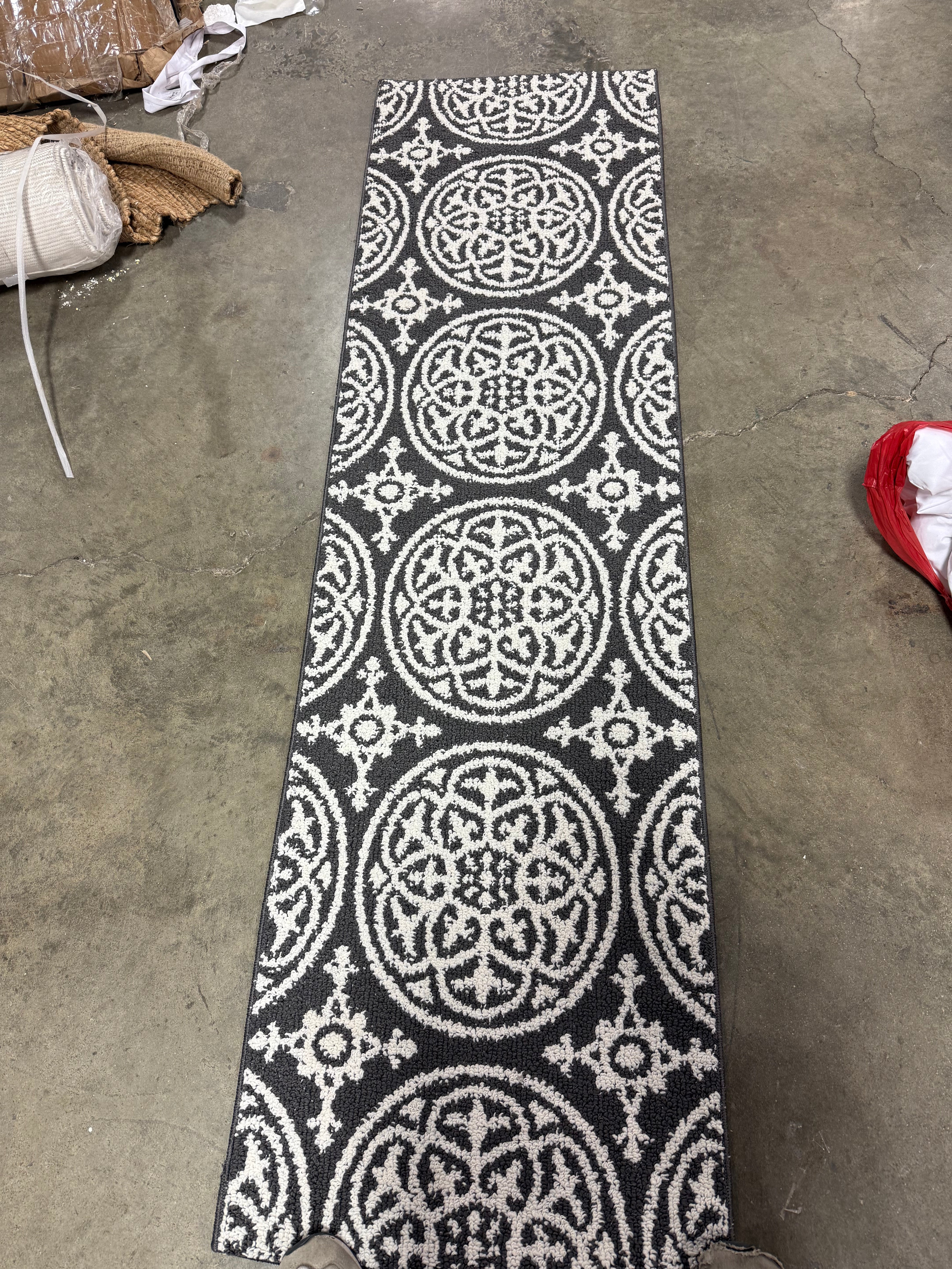 Medallion Washable Tufted And Hooked Rug 24"x 84"