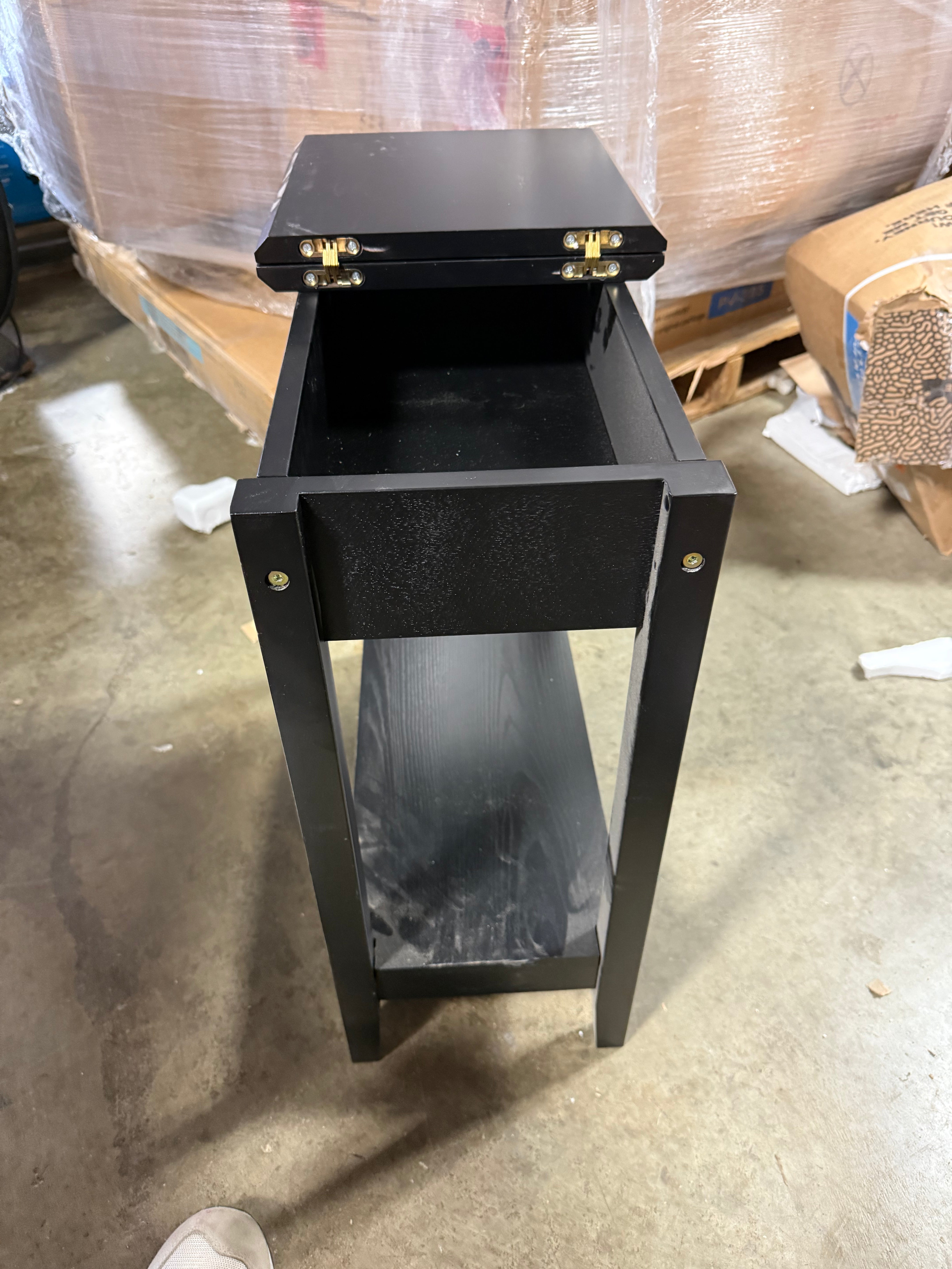 American Heritage Flip Top End Table With Charging Station