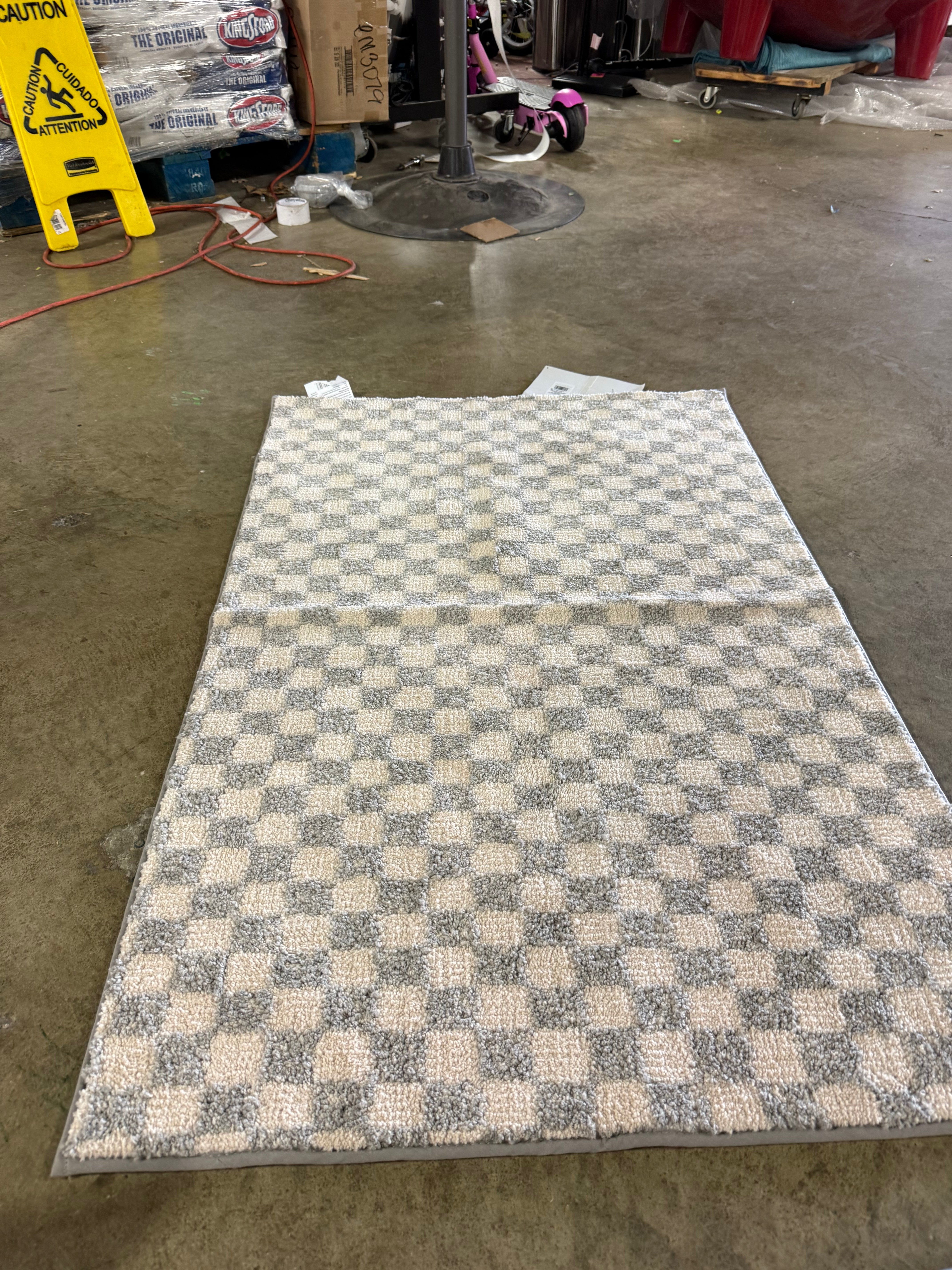Washable Checkerboard Plush Accent Rug - Indoor Gray Medium Pile, Skid-Resistant - 2'6"x4'