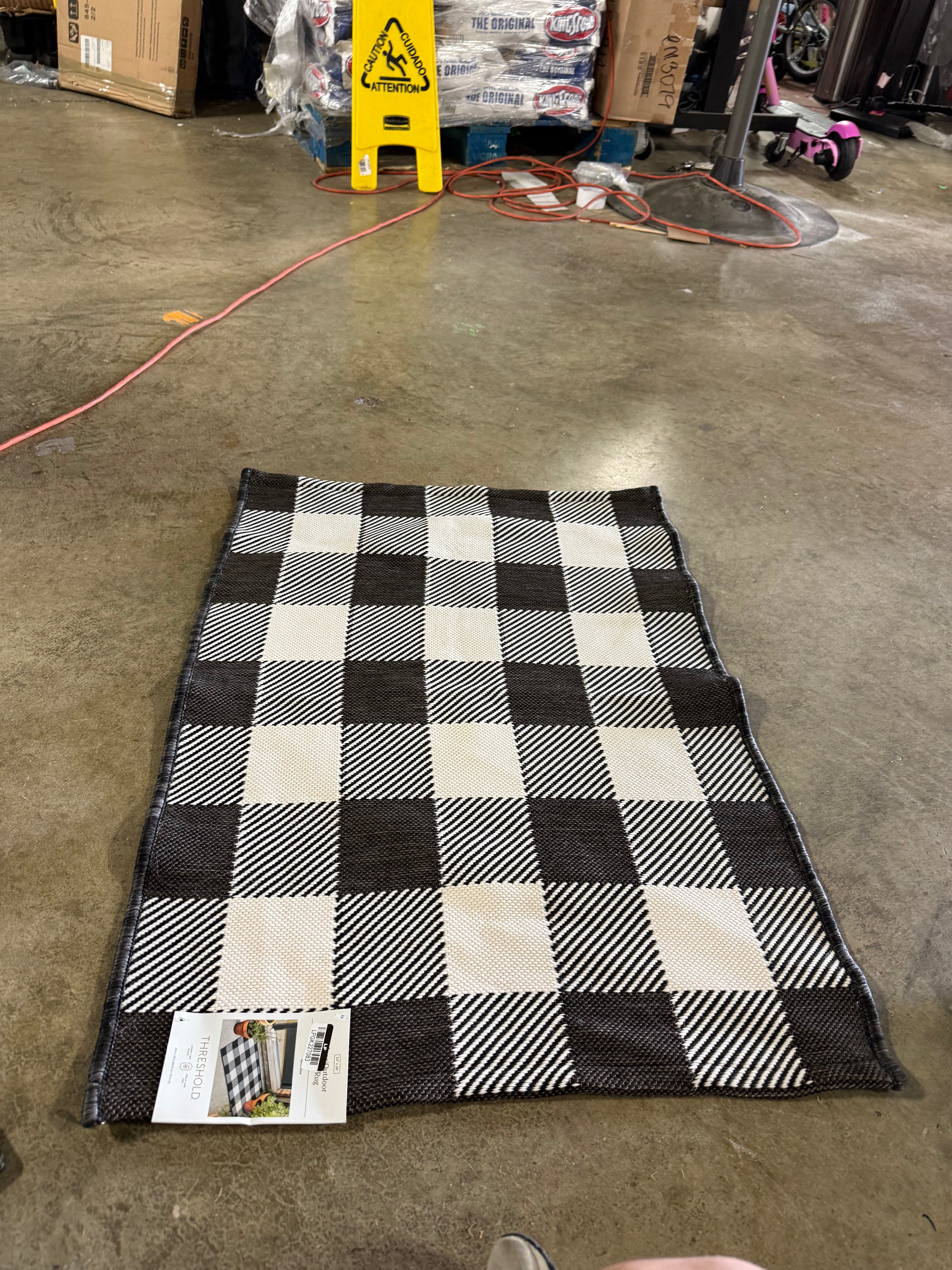 Washable Reversible Scatter Indoor/Outdoor Accent Rug Black/White - Check Pattern, Flat Pile, Machine Washable 2'x3'