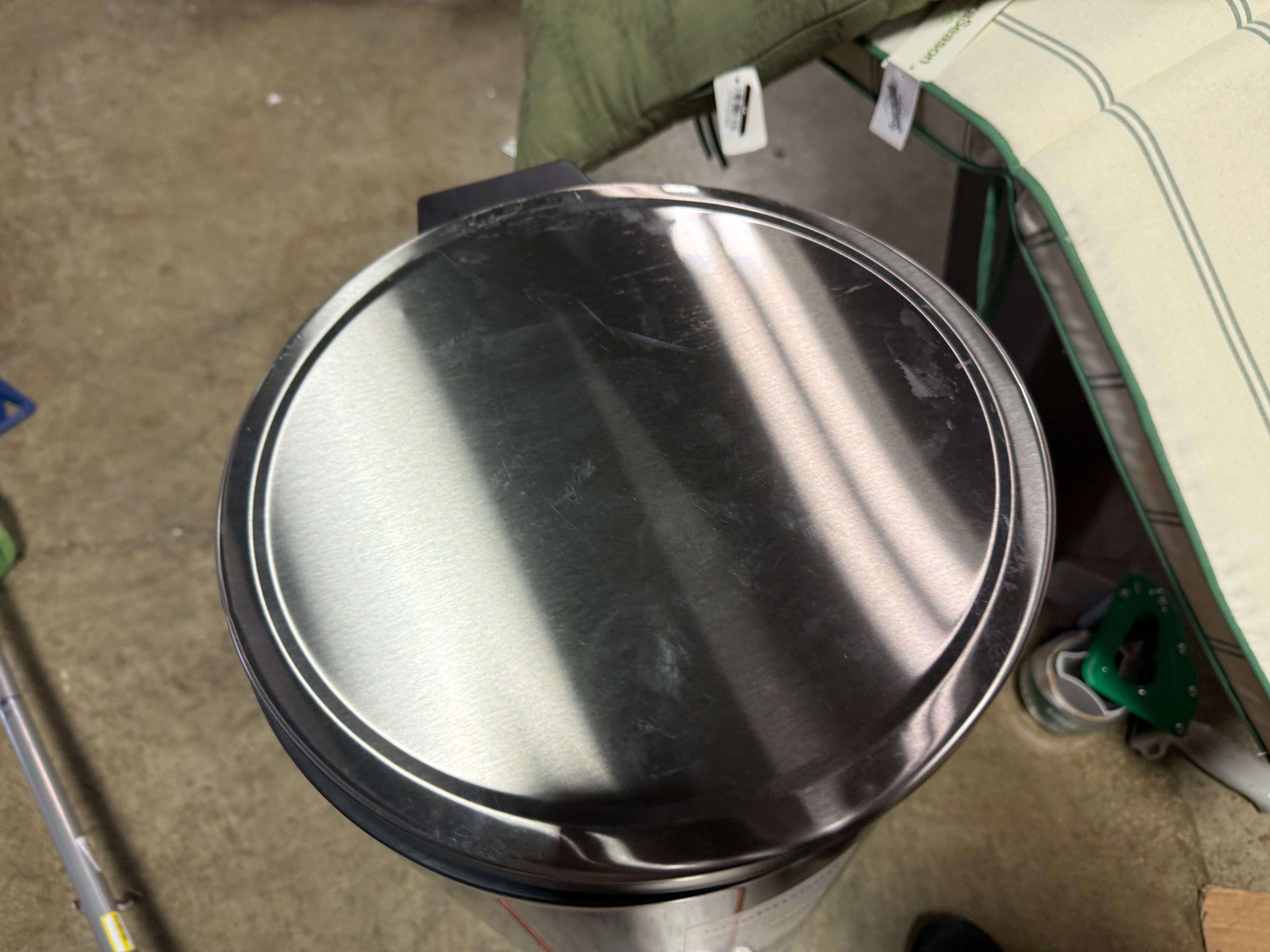 Round Step Trash Can