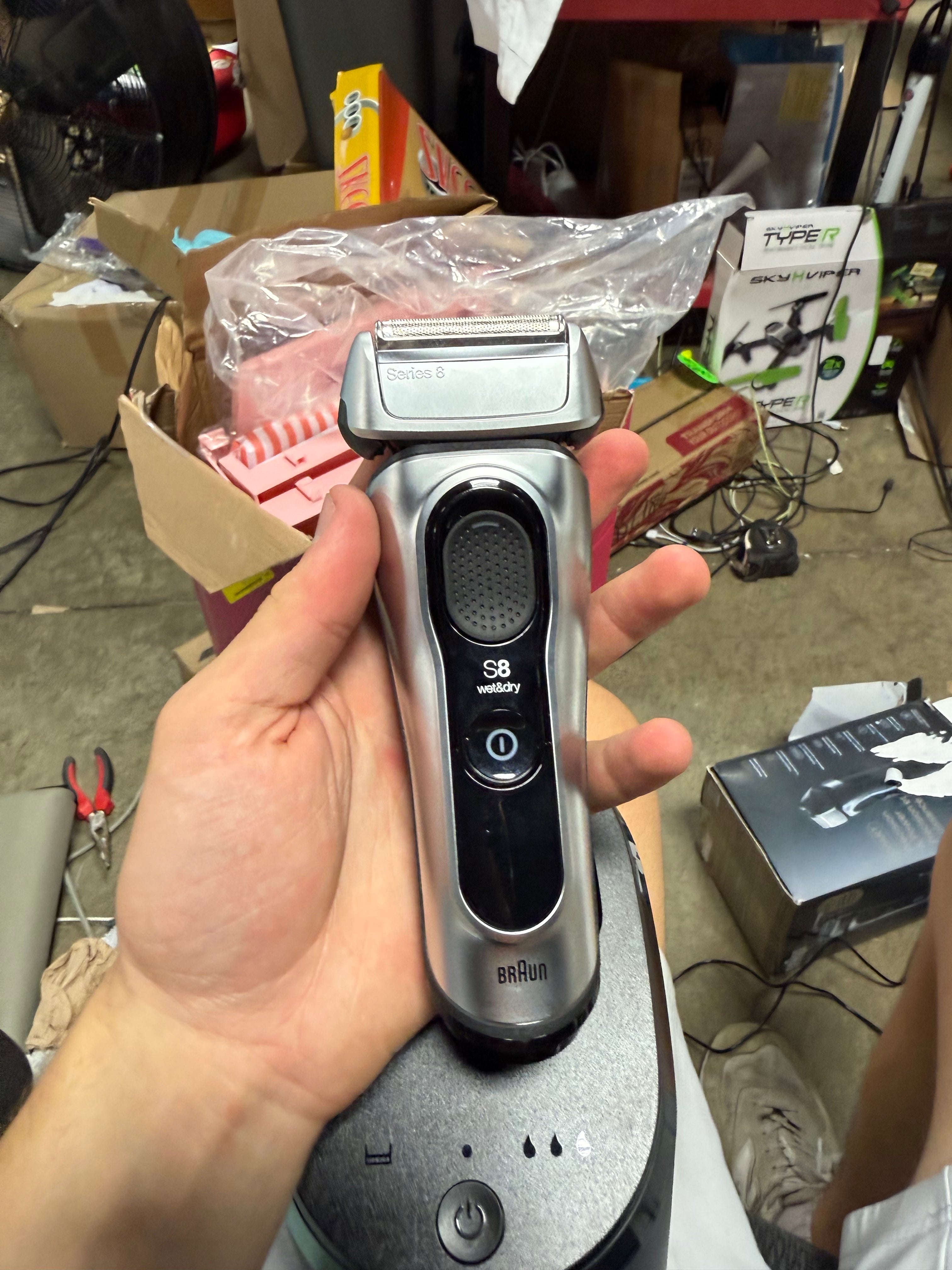 RECHARGEABLE WET & DRY SHAVER