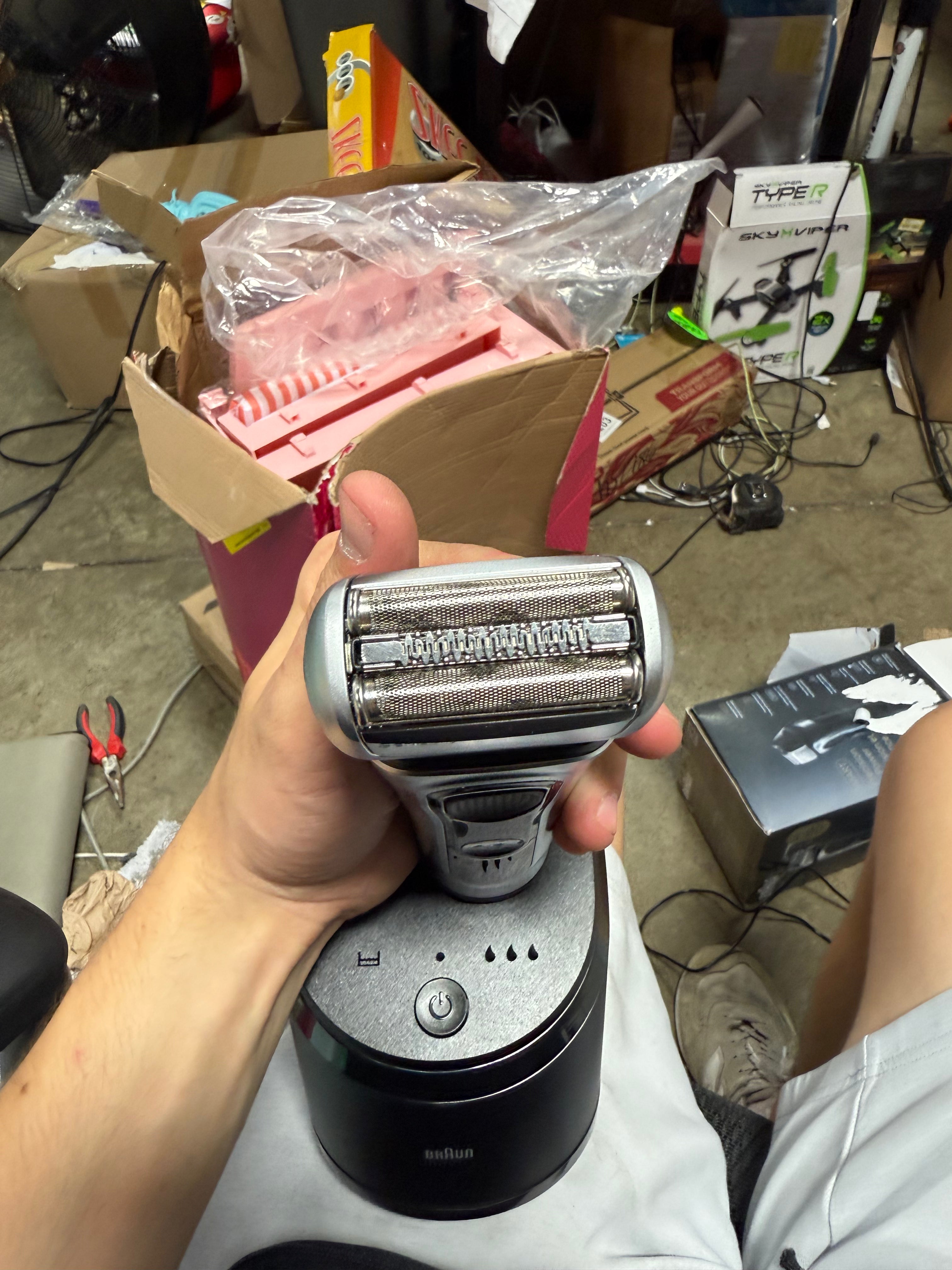 RECHARGEABLE WET & DRY SHAVER