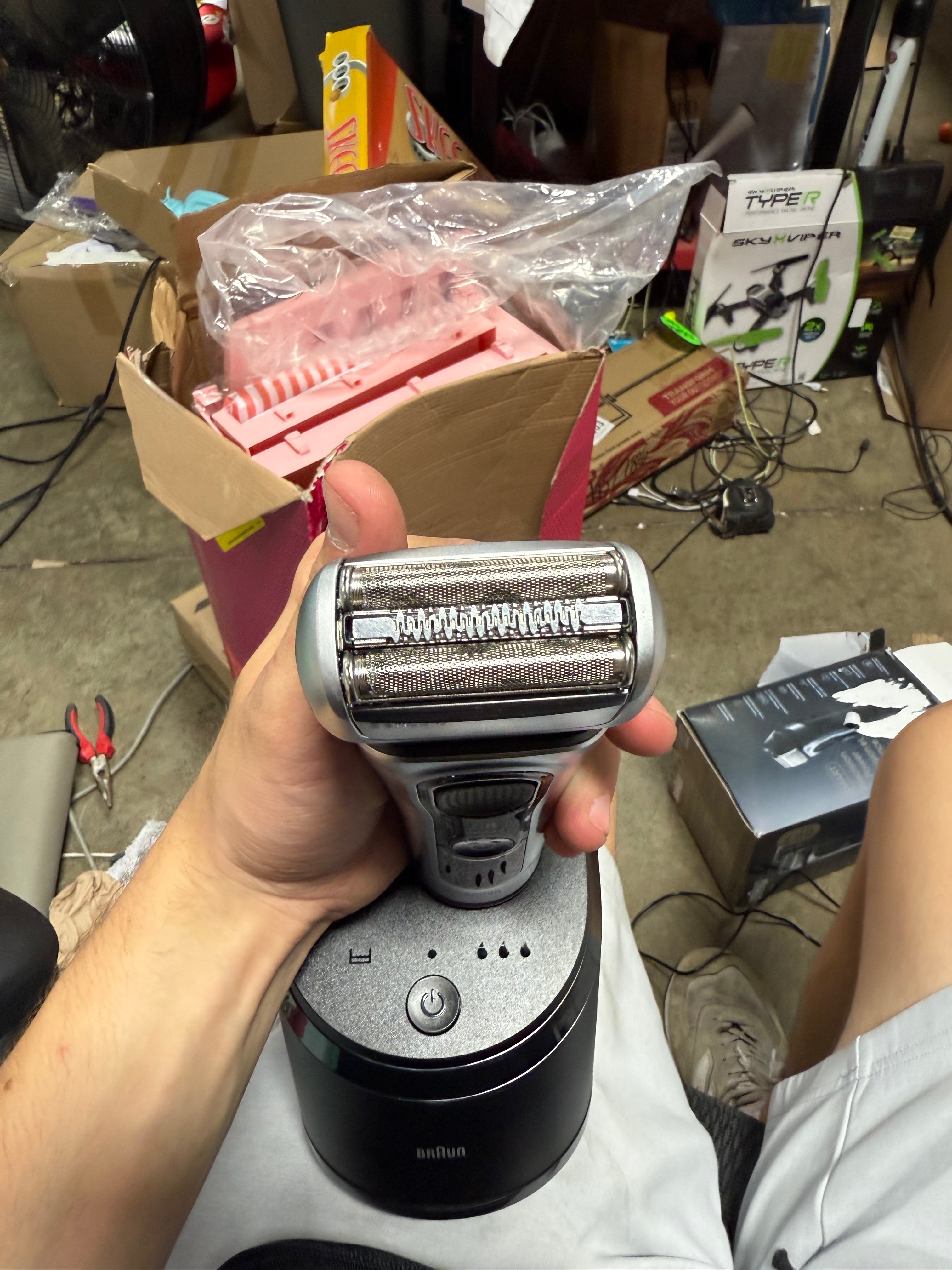 RECHARGEABLE WET & DRY SHAVER