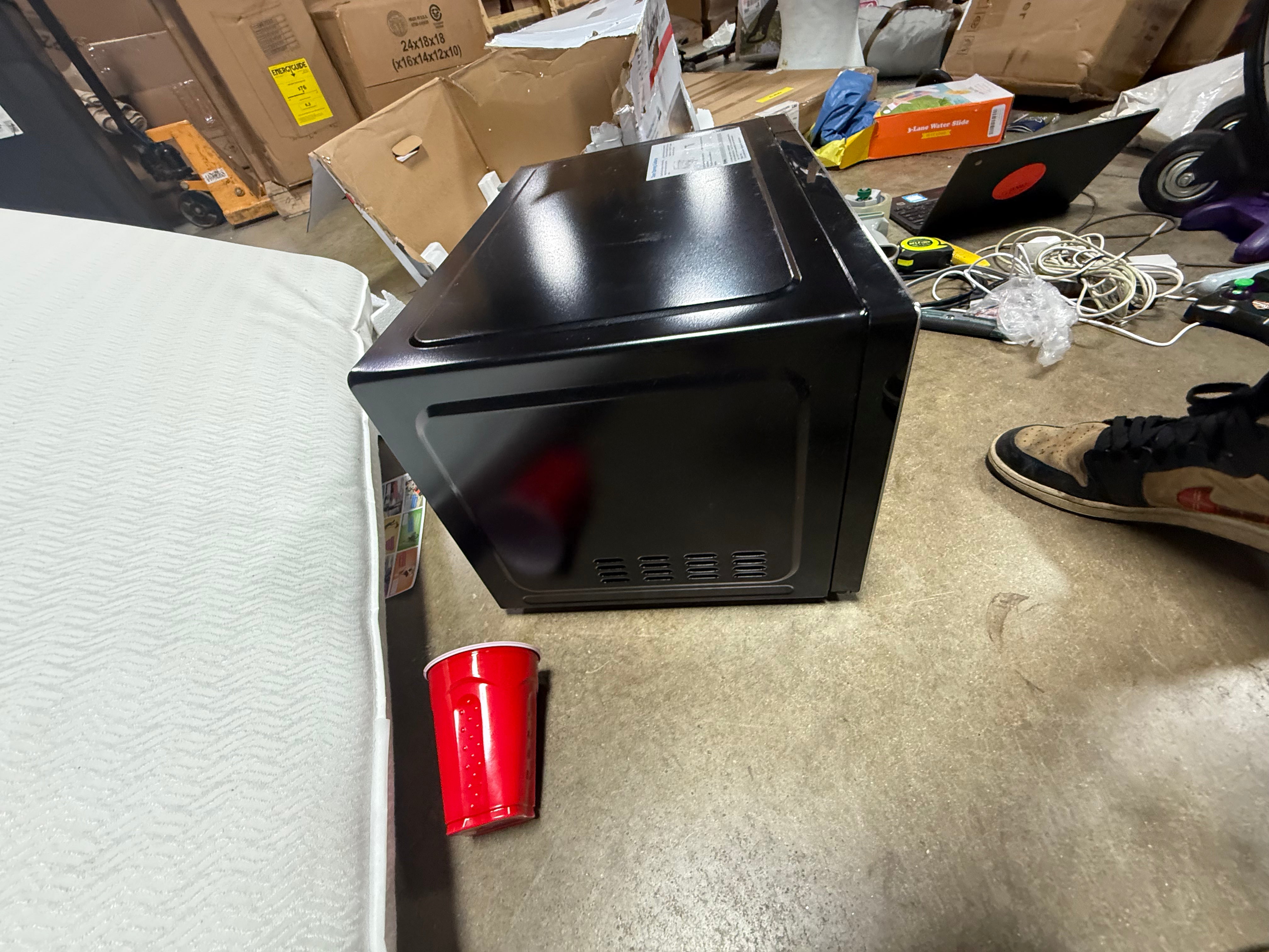 Microwave Oven: Countertop, 11 Power Levels, Digital Display, Child Lock, Black