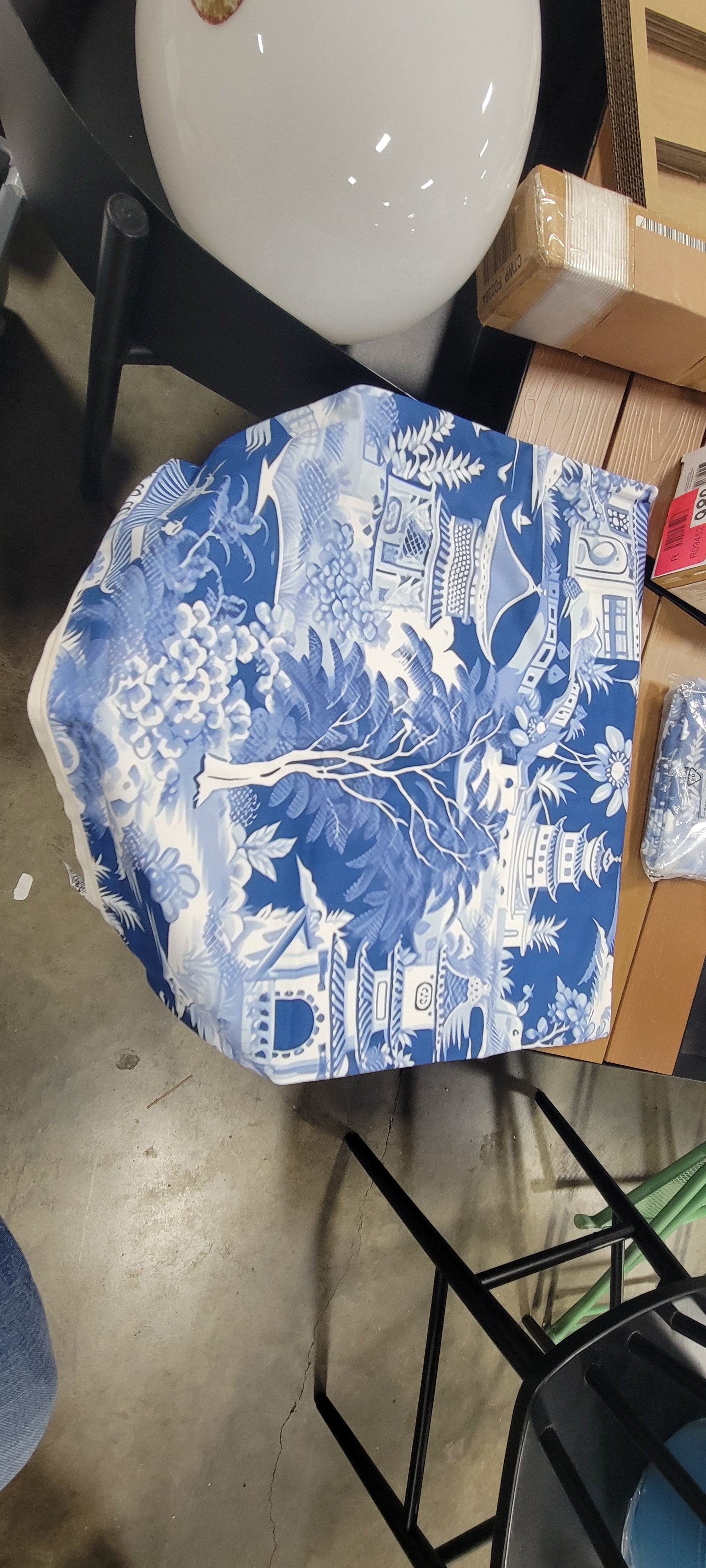 World and Countries Asian Style Chinoiserie Pattern