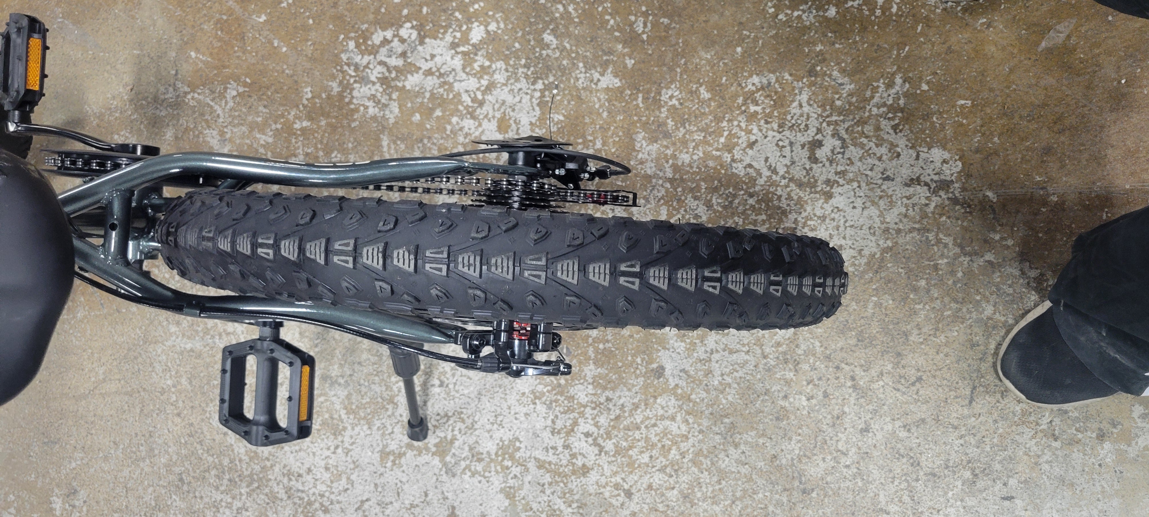 Steel Mountain Bike, High-Strength Reinforced Frame, 7-Speed, Fat Tires, Disc Brakes