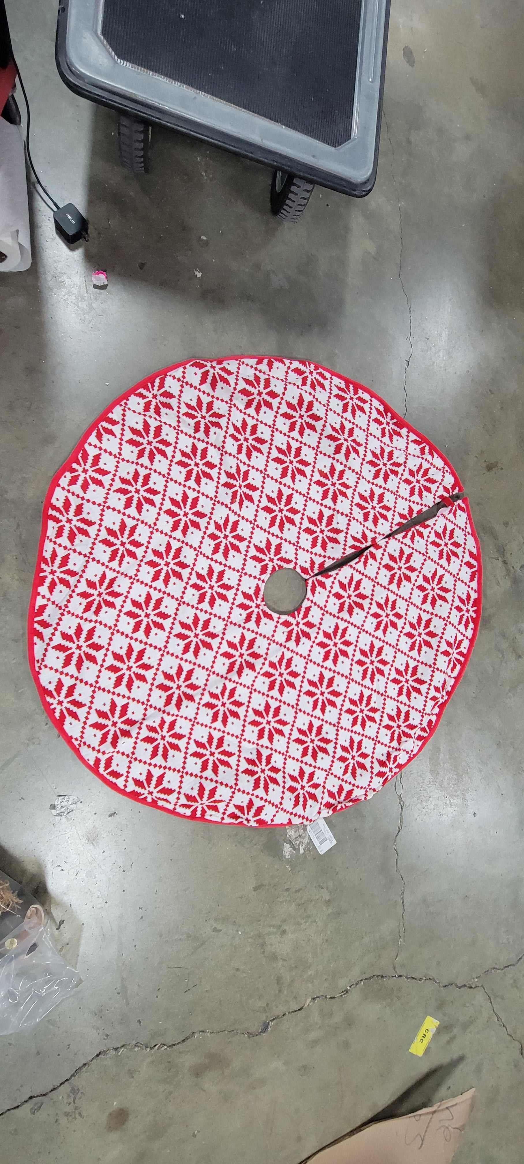 Knit Fair Isle Snowflakes Christmas Tree Skirt White/Red final cut