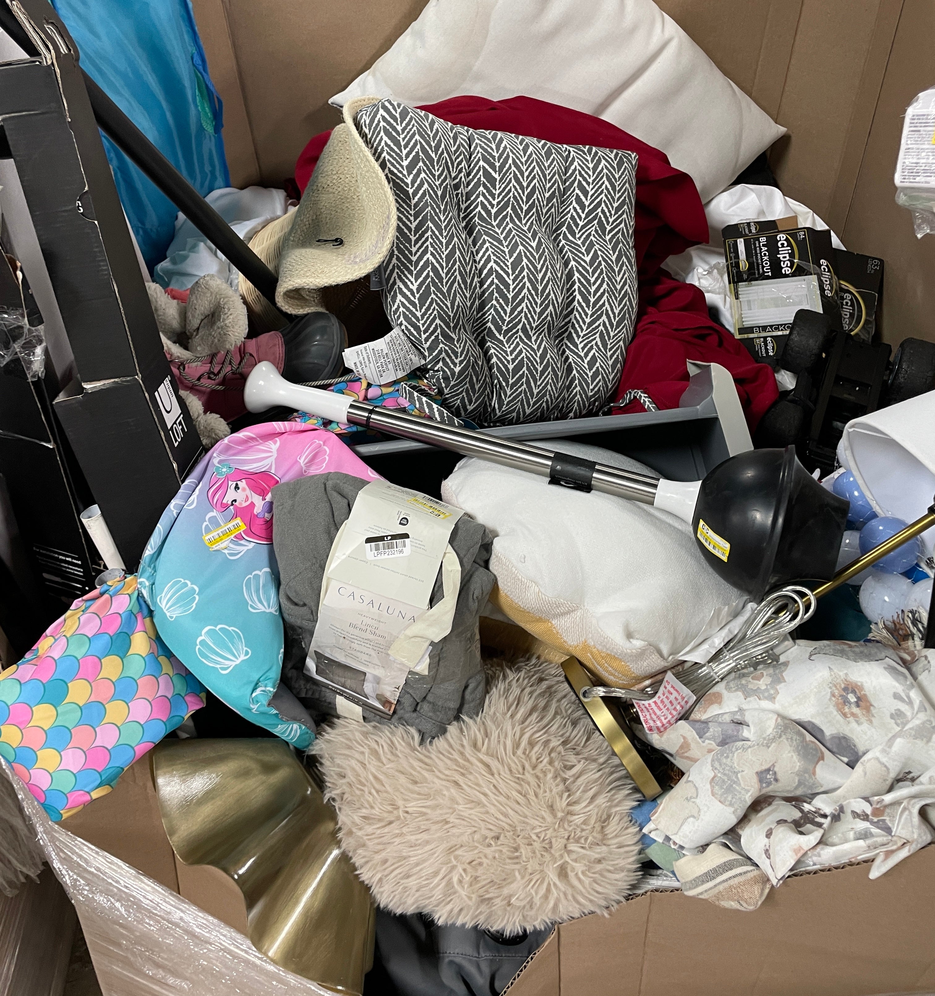 1 Pallet Unmanifested Liquidated Items approximately 677 item
