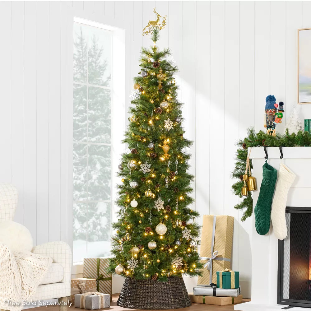 Woven Hyacinth Christmas Tree Collar, final cut