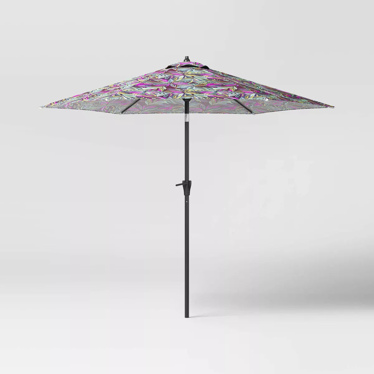 Round Outdoor Patio Market Umbrella with Black Pole