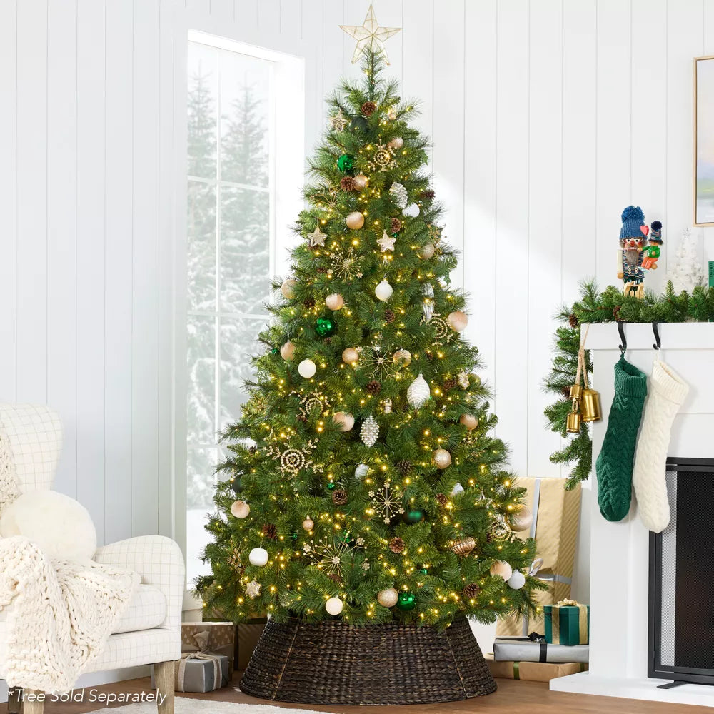 Woven Hyacinth Christmas Tree Collar, final cut