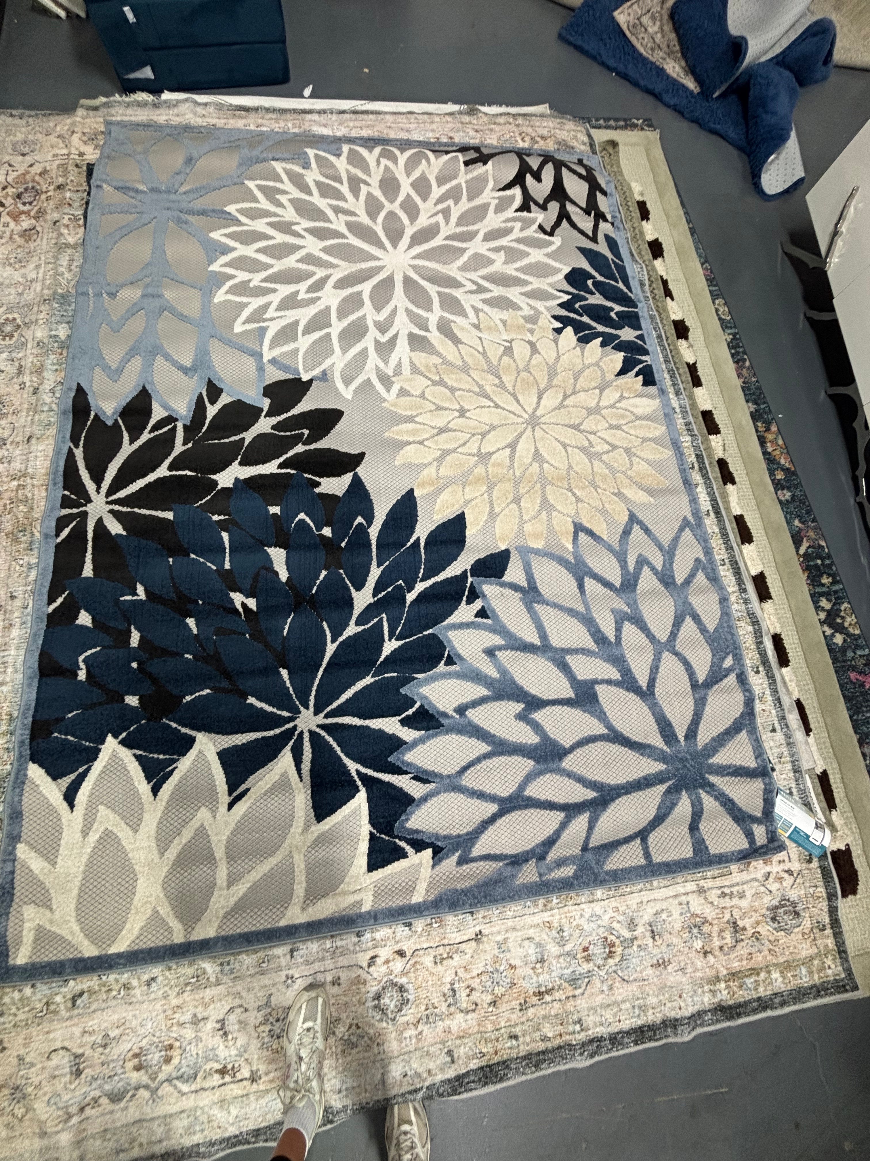 7'x10' Ciann Floral Indoor / Outdoor Rug - Blue/Gray SHOWROOM ITEM