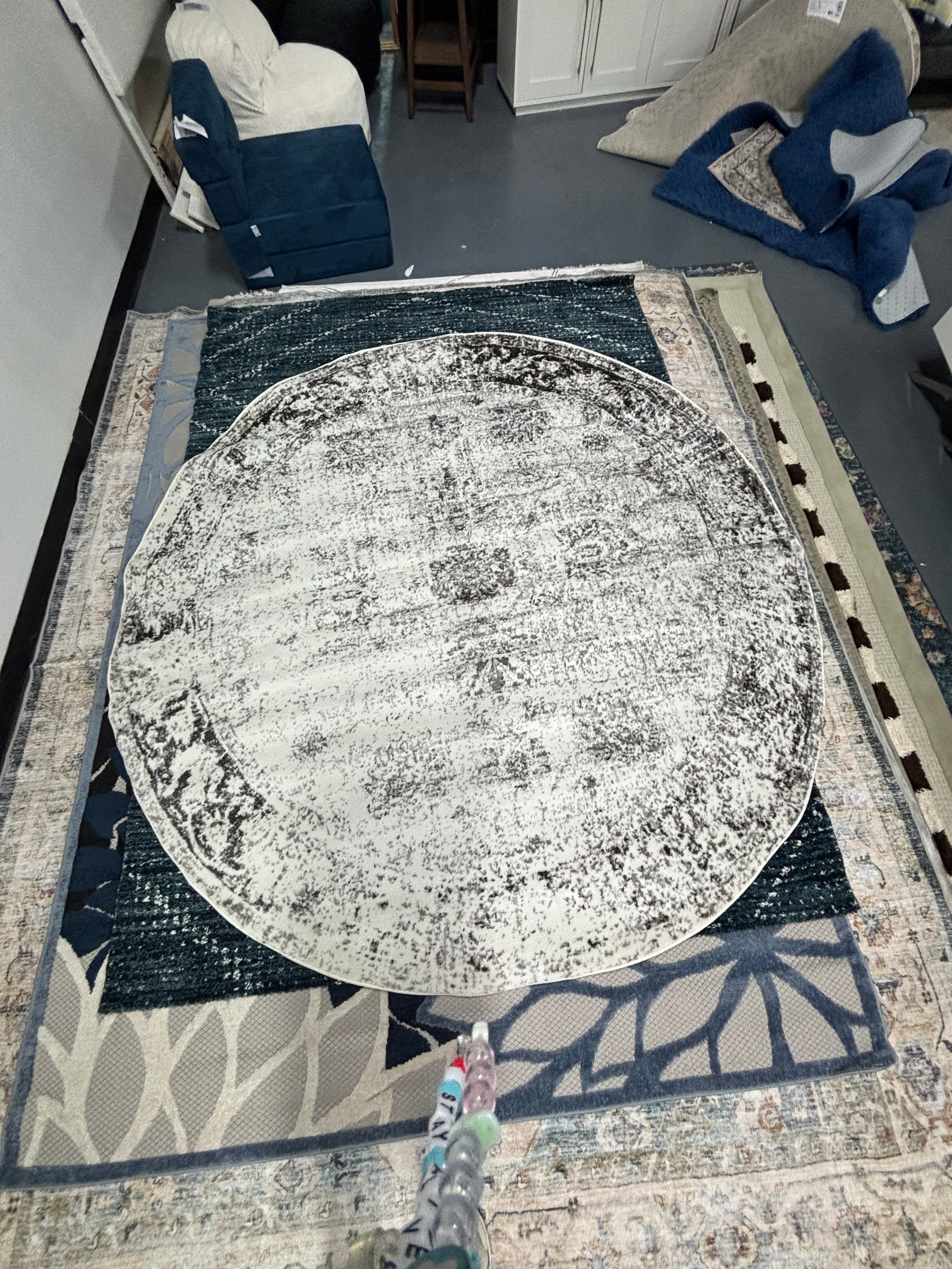 7'10" Round Sofia Casino Area Rug - Gray SHOWROOM ITEM