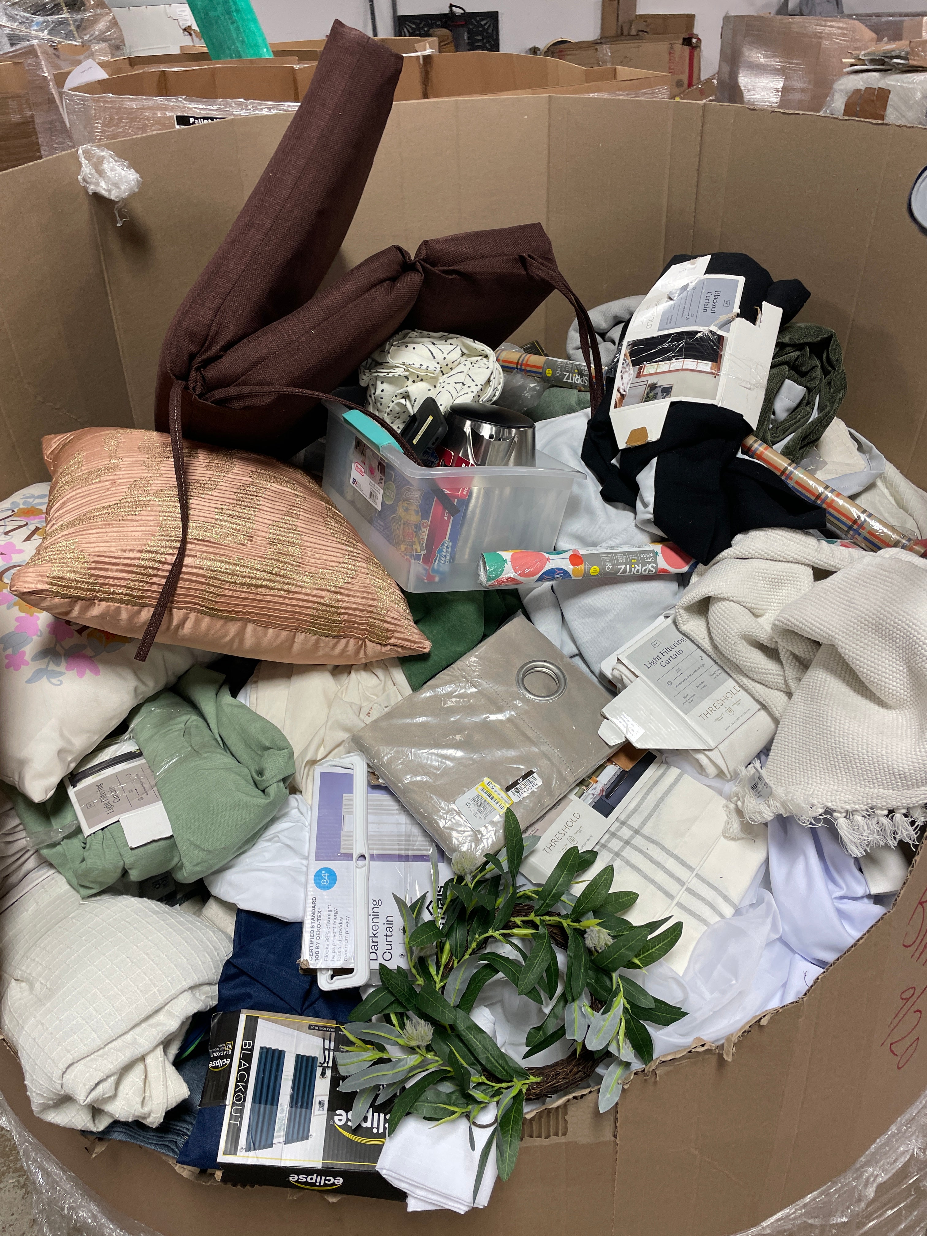 1 Pallet Unmanifested Liquidated Items approximately 695 item