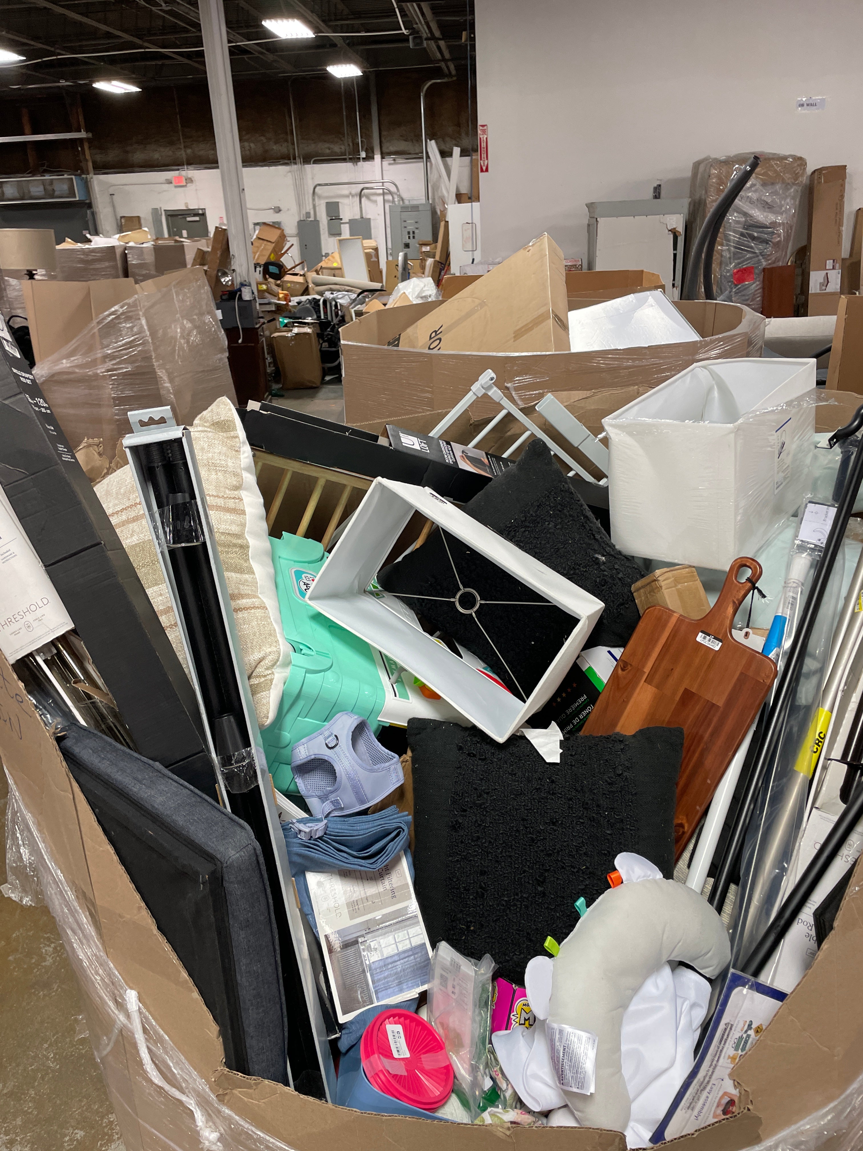 1 Pallet Unmanifested Liquidated Items approximately 589