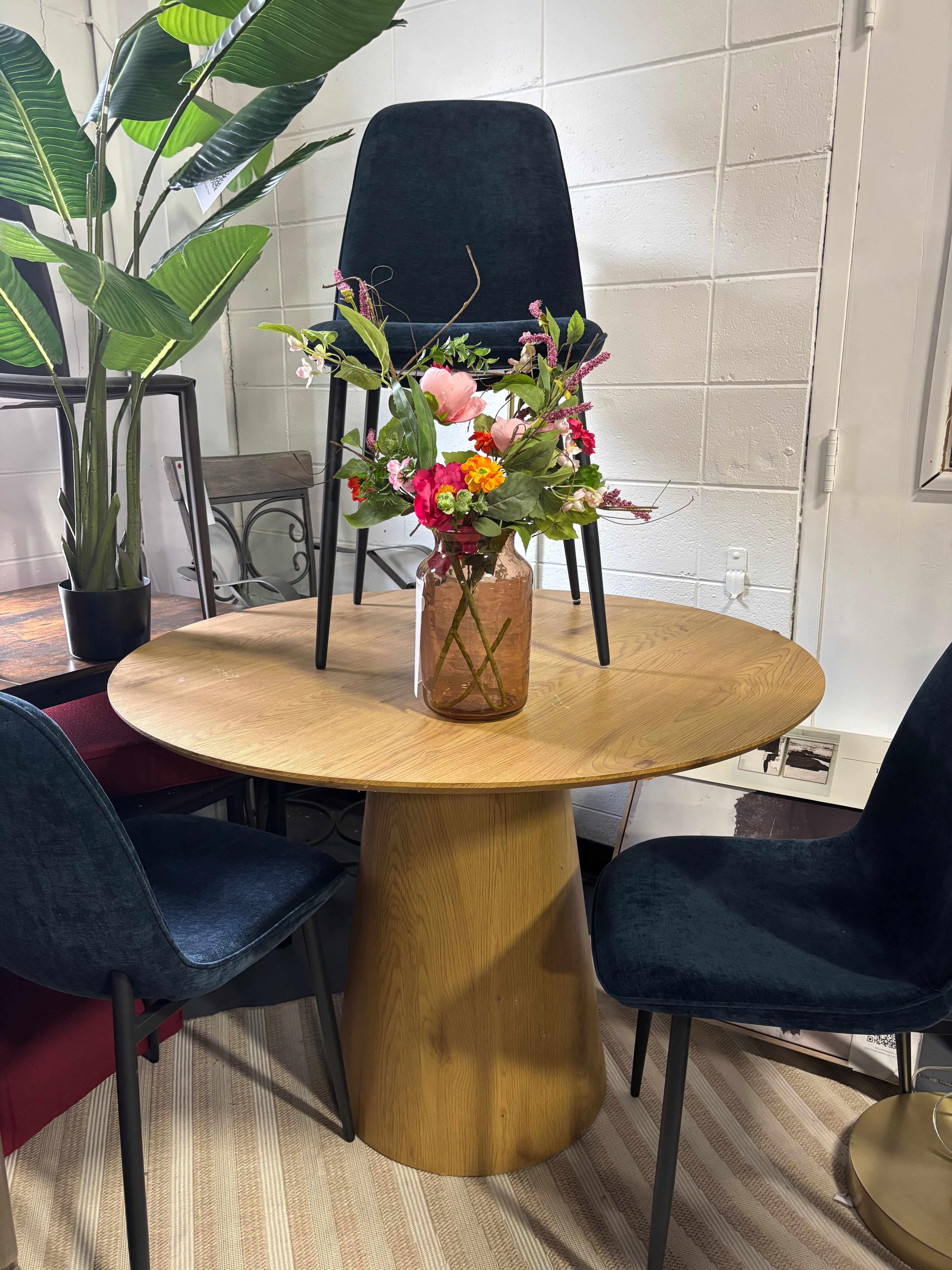 Round Pedestal Table-SHOWROOM ITEM