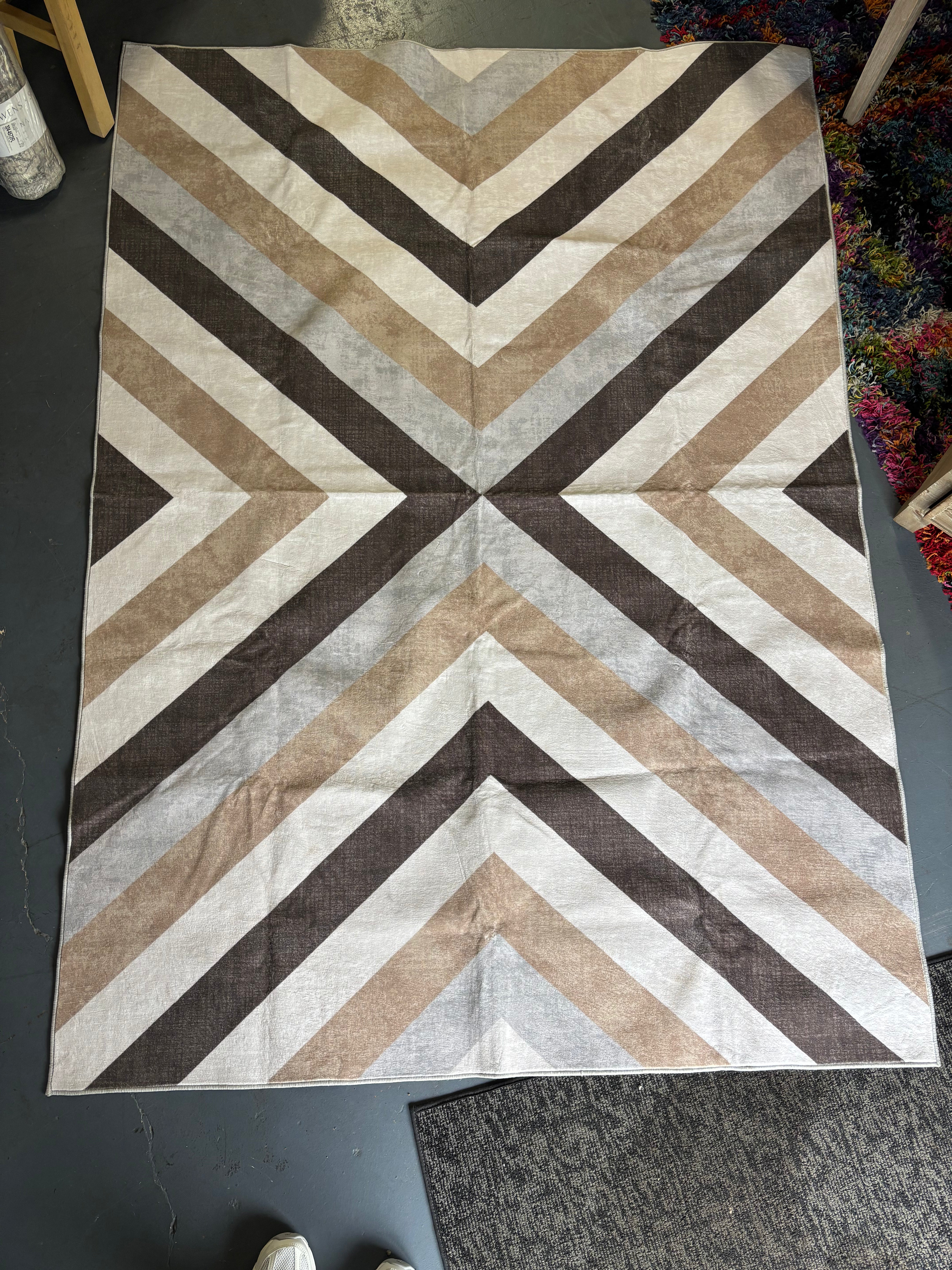 5 'x 7' Geometric Area Rug SHOWROOM ITEM