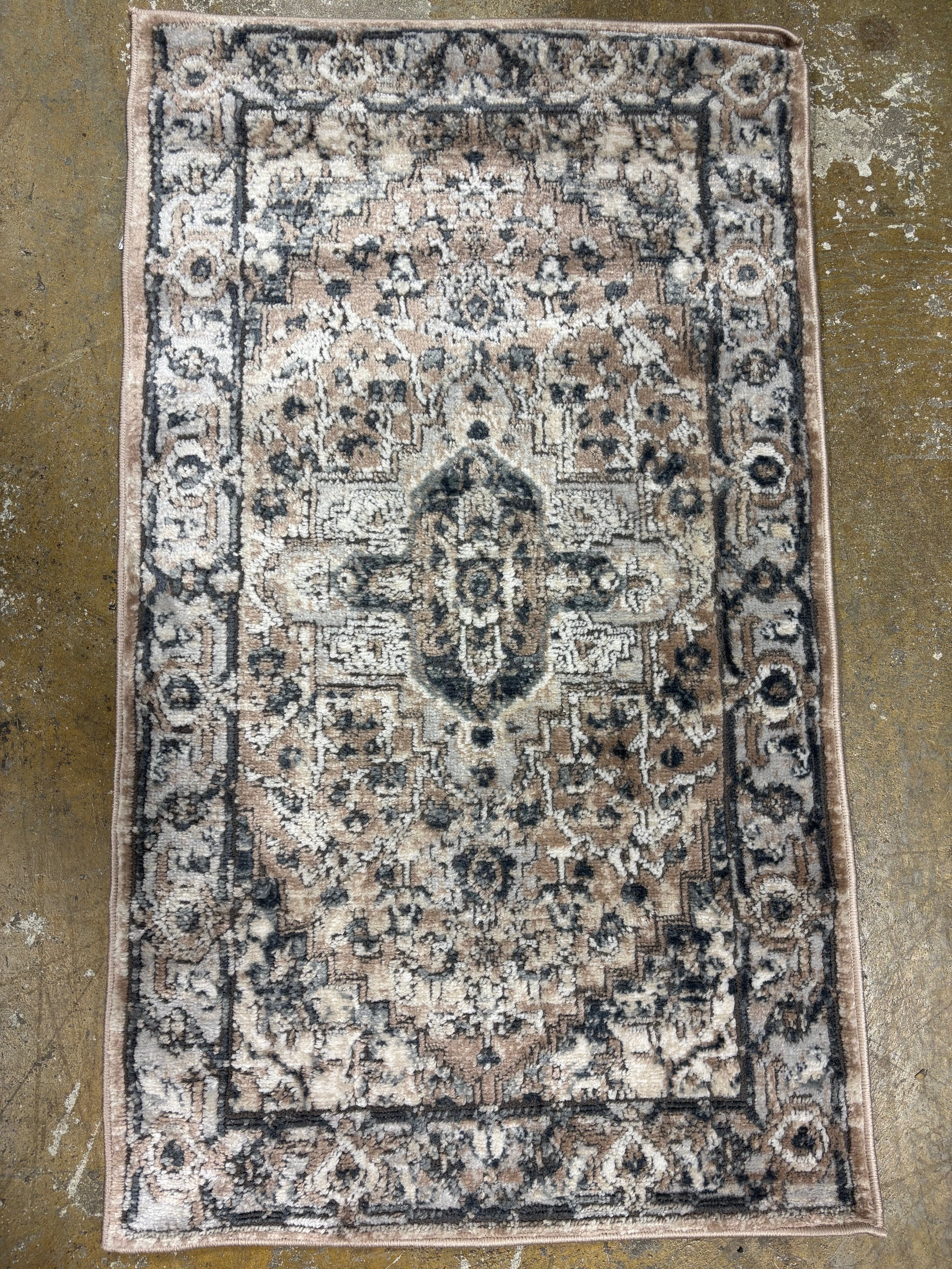 2'2" x 3'9" Nourison Medallion Indoor Area Rug SHOWROOM ITEM