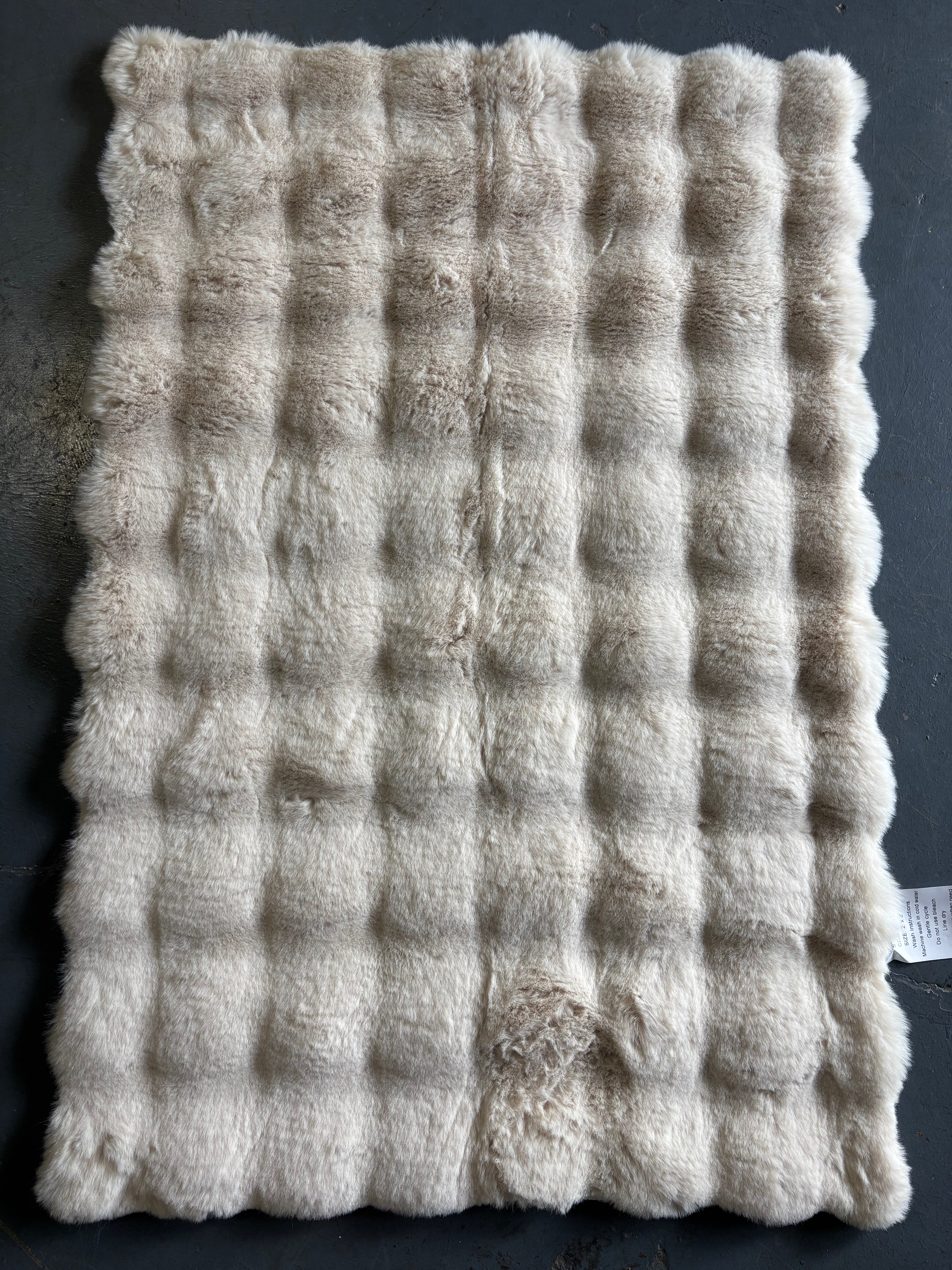 2' x 3' Nuloom Plush Solid Faux Rabbit Fur Area Rug SHOWROOM ITEM
