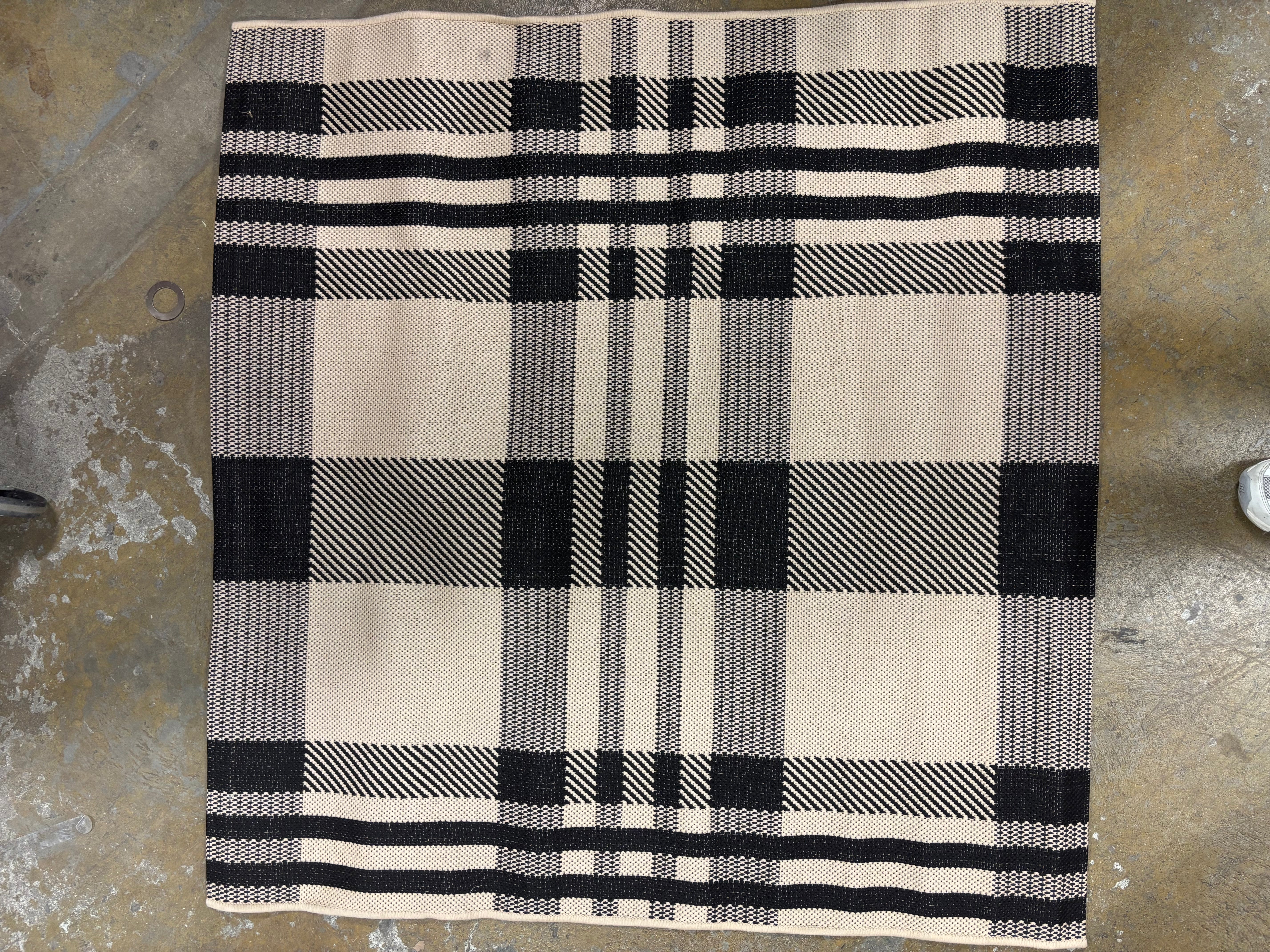 4'x4' Courtyard CY6201 Power Loomed Indoor/Outdoor Area Rug - Black/Bone SHOWROOM ITEM