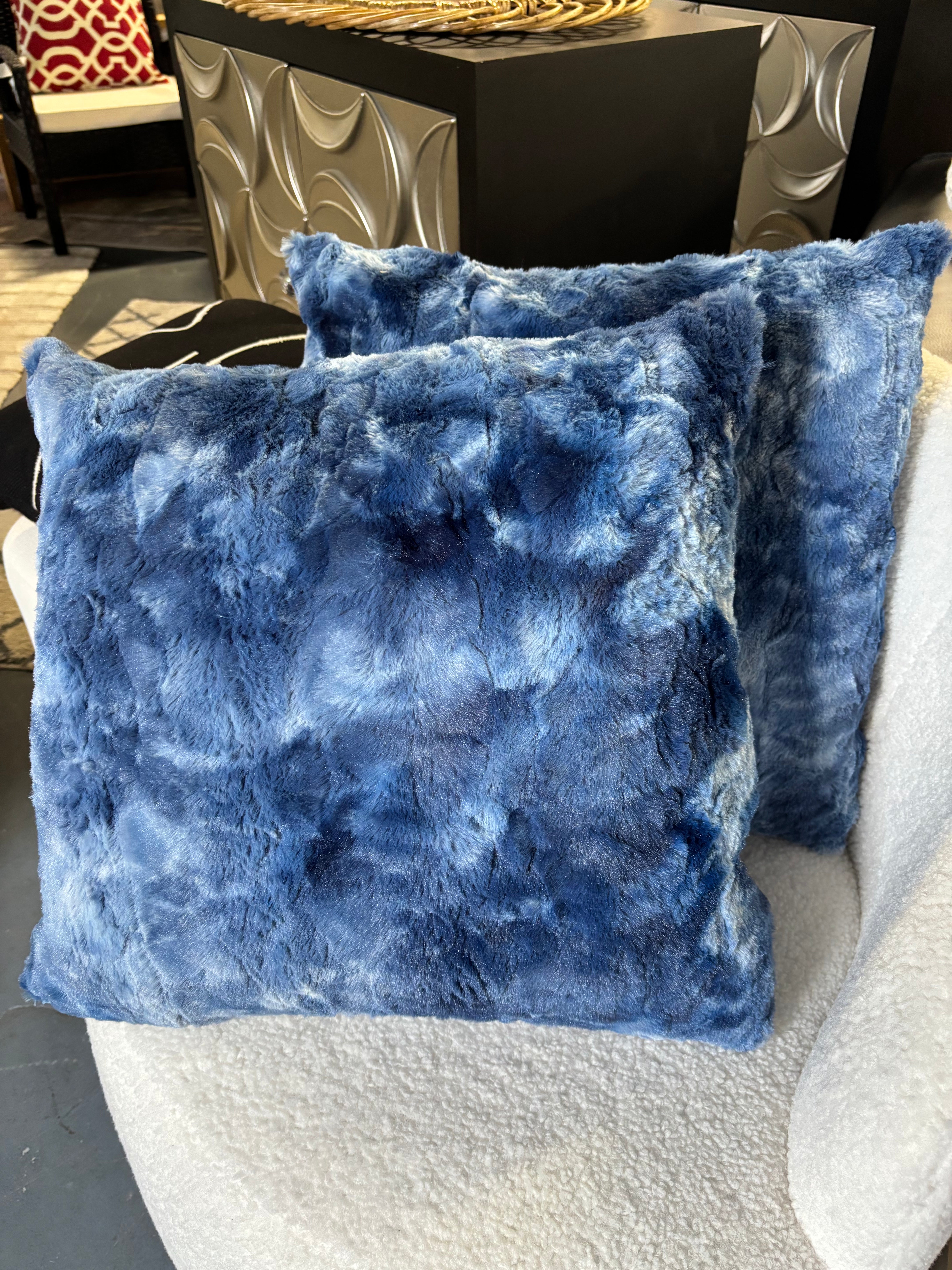 (Set of 2) 18" x 18" Cheer Collection Plush Faux Fur Throw Pillows - Blue & White SHOWROOM ITEM