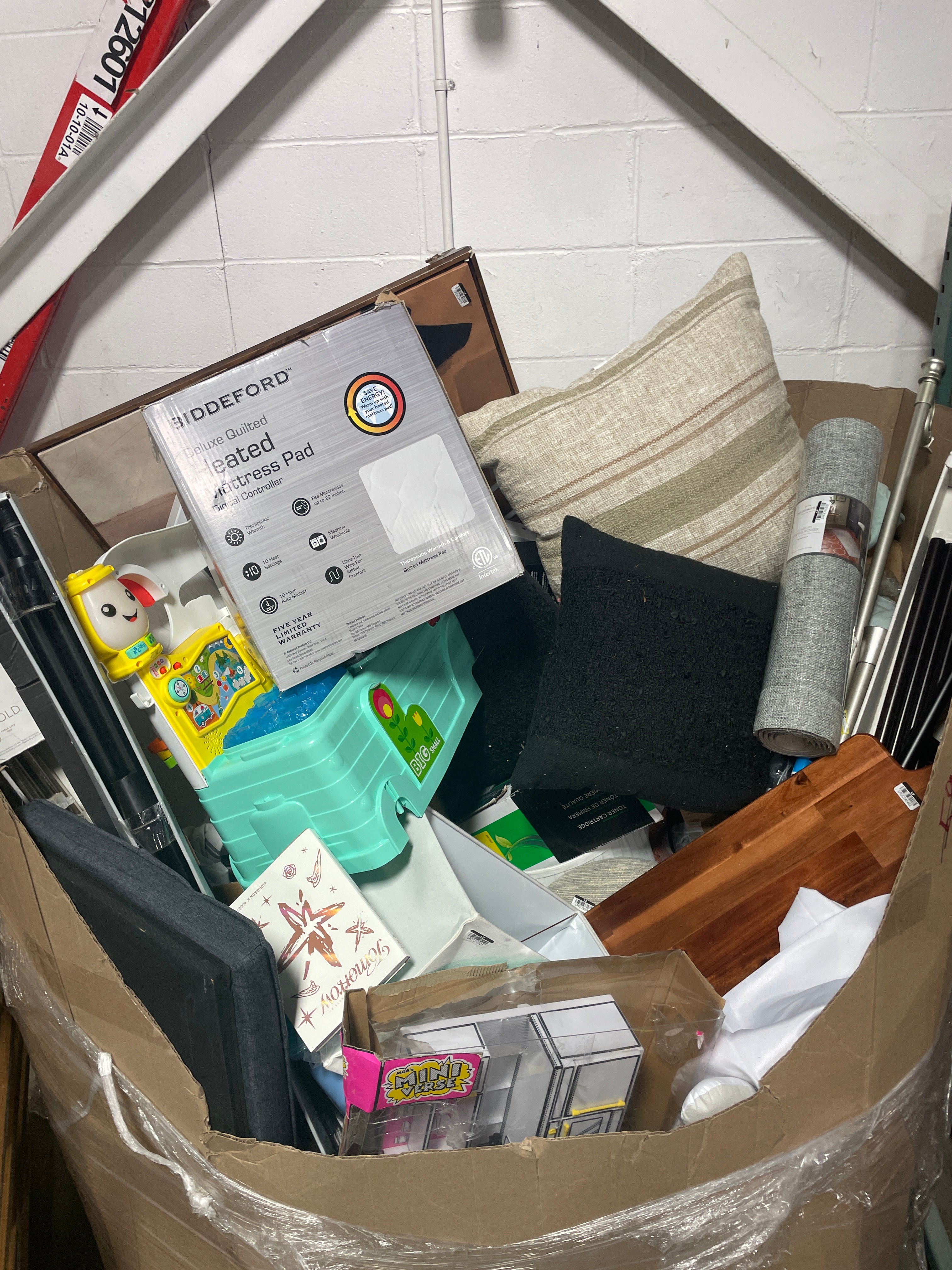 1 Pallet Unmanifested Liquidated items approximately 789