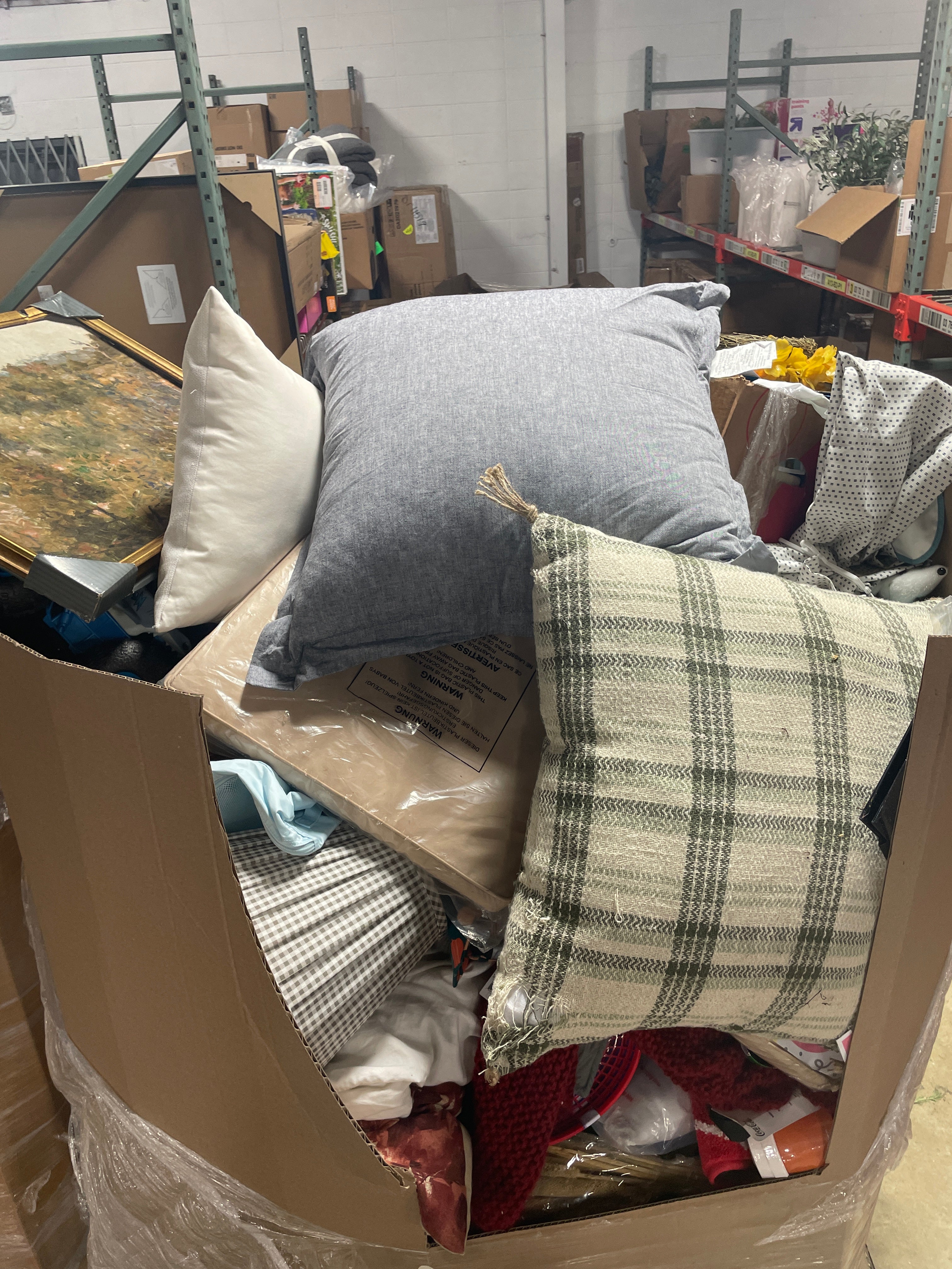 1 Pallet Unmanifested Liquidated items approximately 722