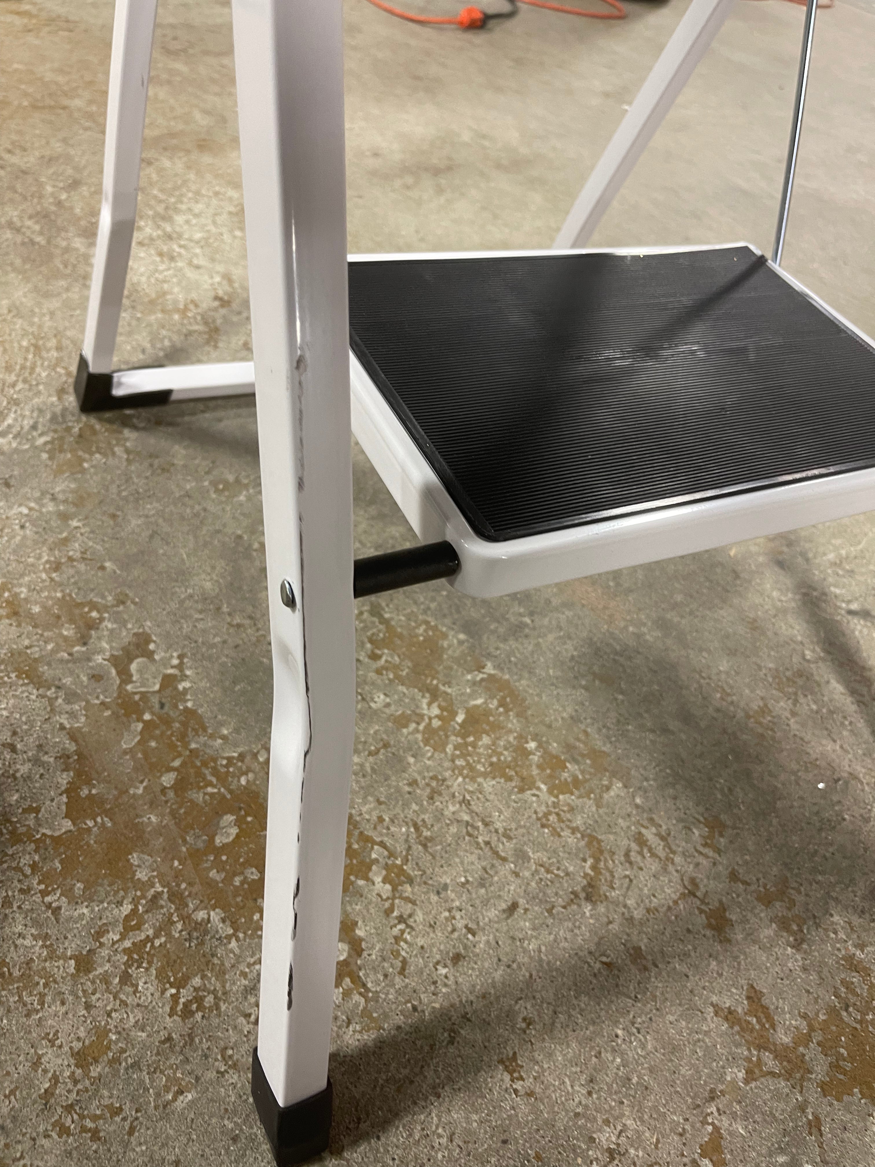 2 Step Ladder Folding Step Stool Sturdy Steel Ladder with Anti-Slip Pedal White