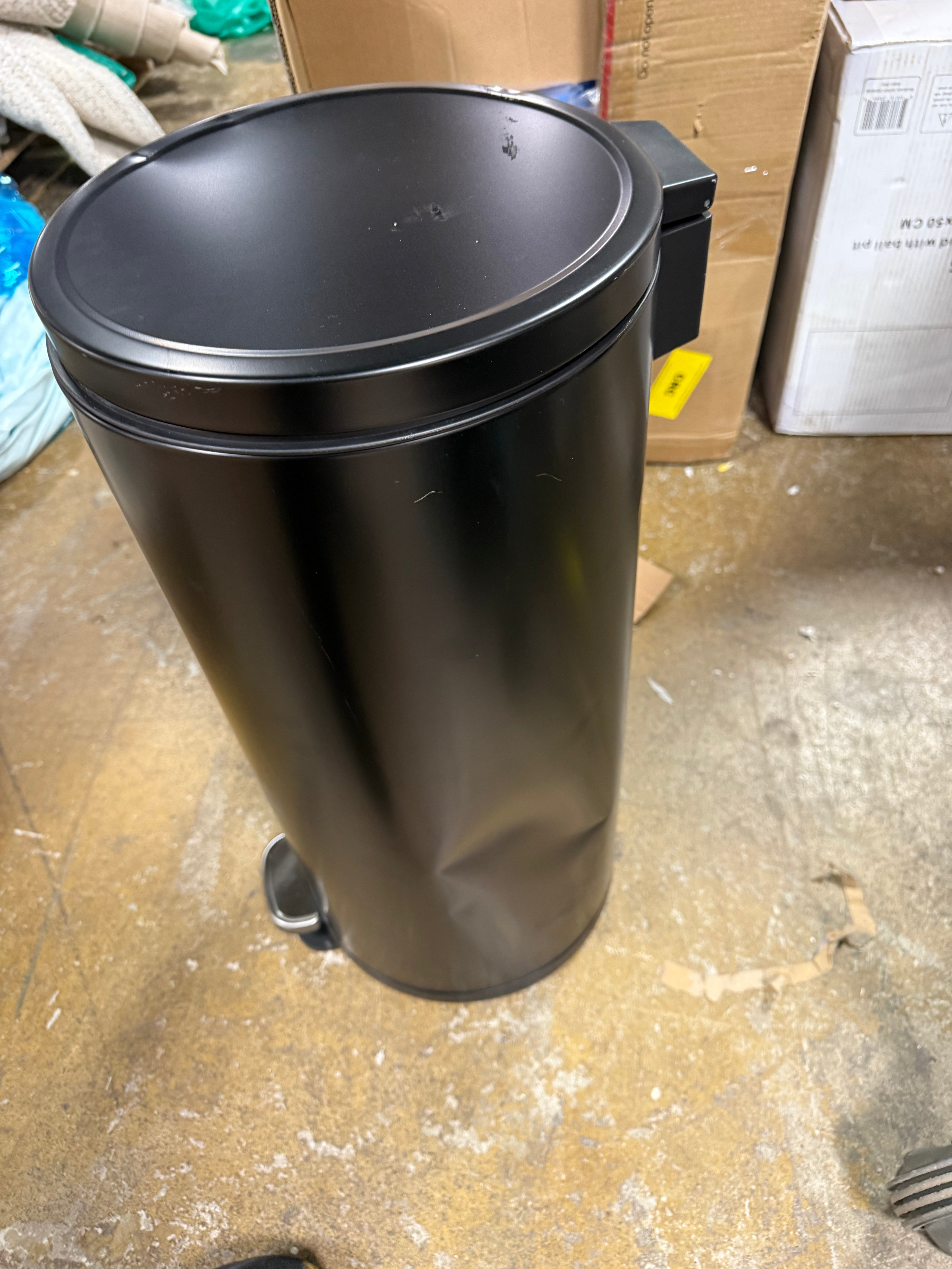 Round Step Trash Can Black