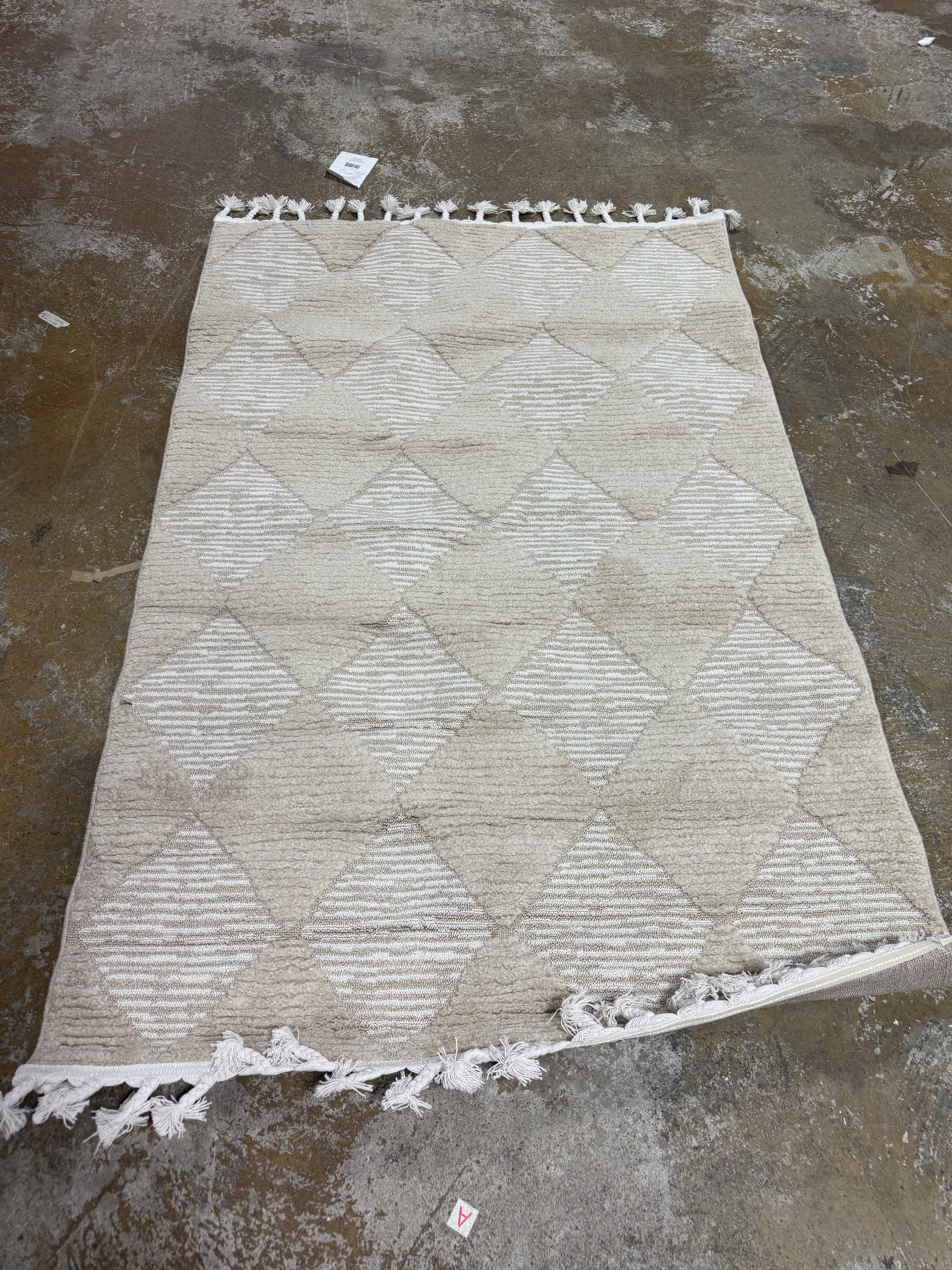 Marissa High/Low Diamond Tassel Area Rug 4'x6'