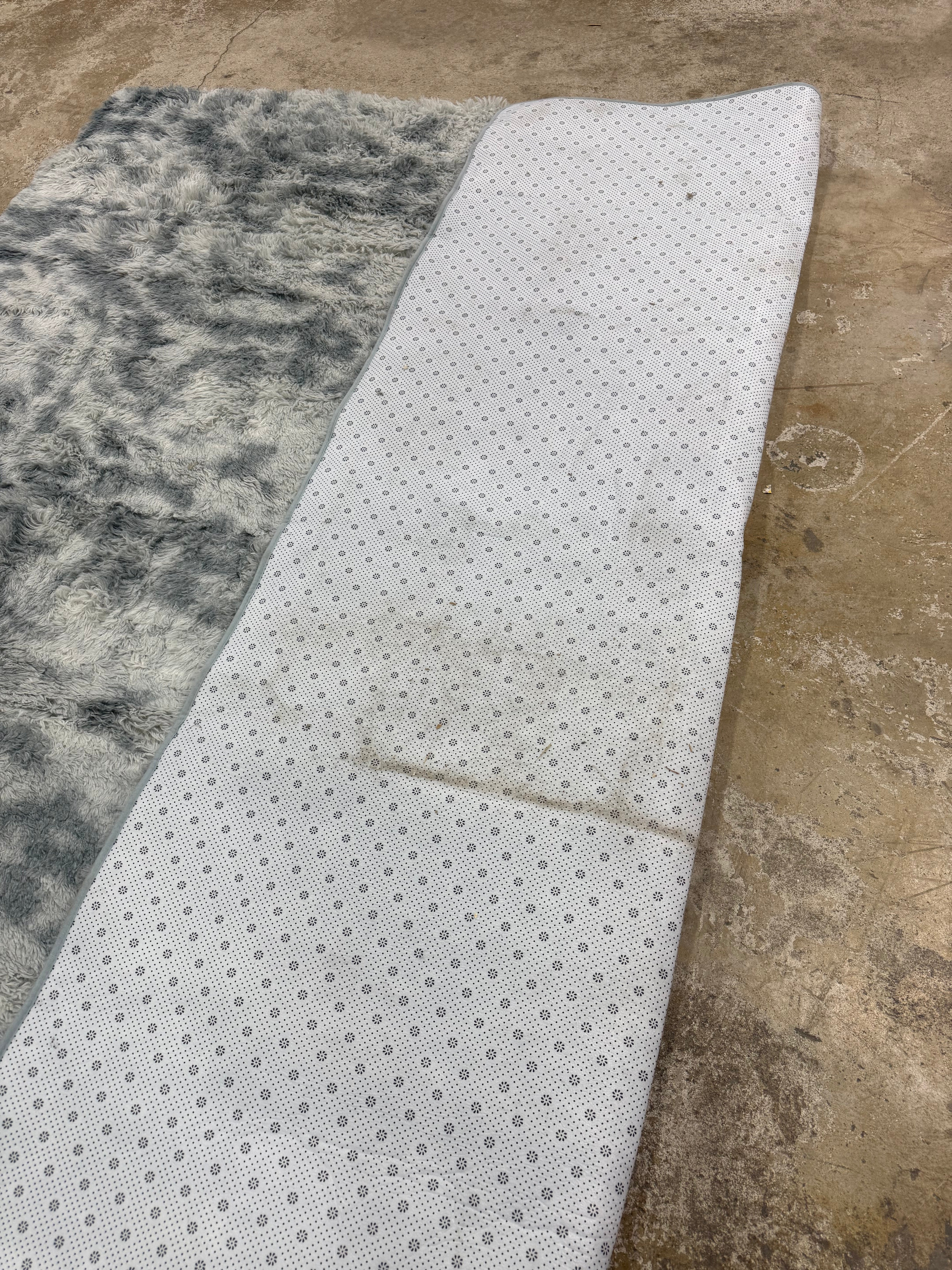 Antonije Tie Dye Shag Area Rug in Gray 8'x10'