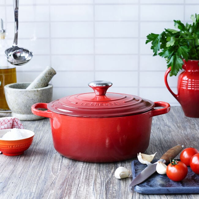 Signature Round Dutch Oven - SHOWROOM ITEM 