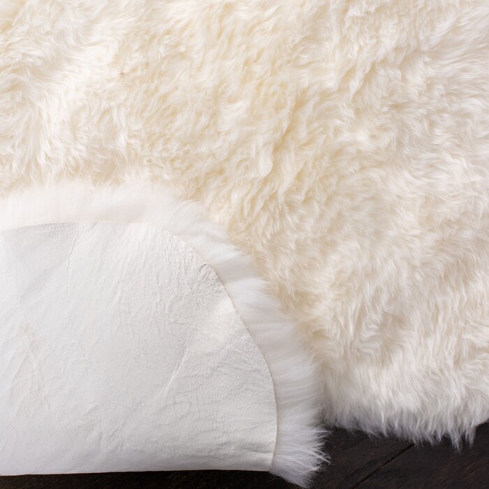 Mera Handmade Sheepskin White Rug, Novelty 5' x 8'