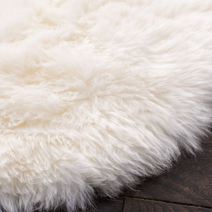 Mera Handmade Sheepskin White Rug, Novelty 5' x 8'