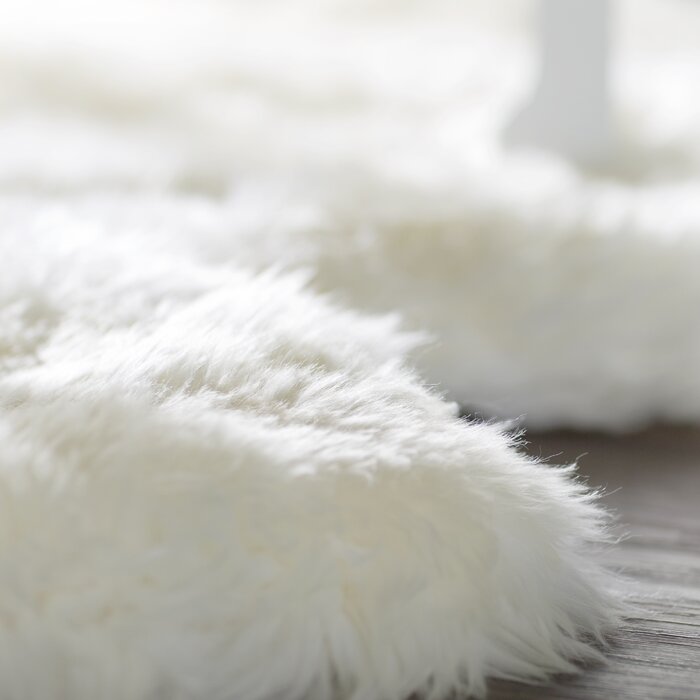 Mera Handmade Sheepskin White Rug, Novelty 5' x 8'