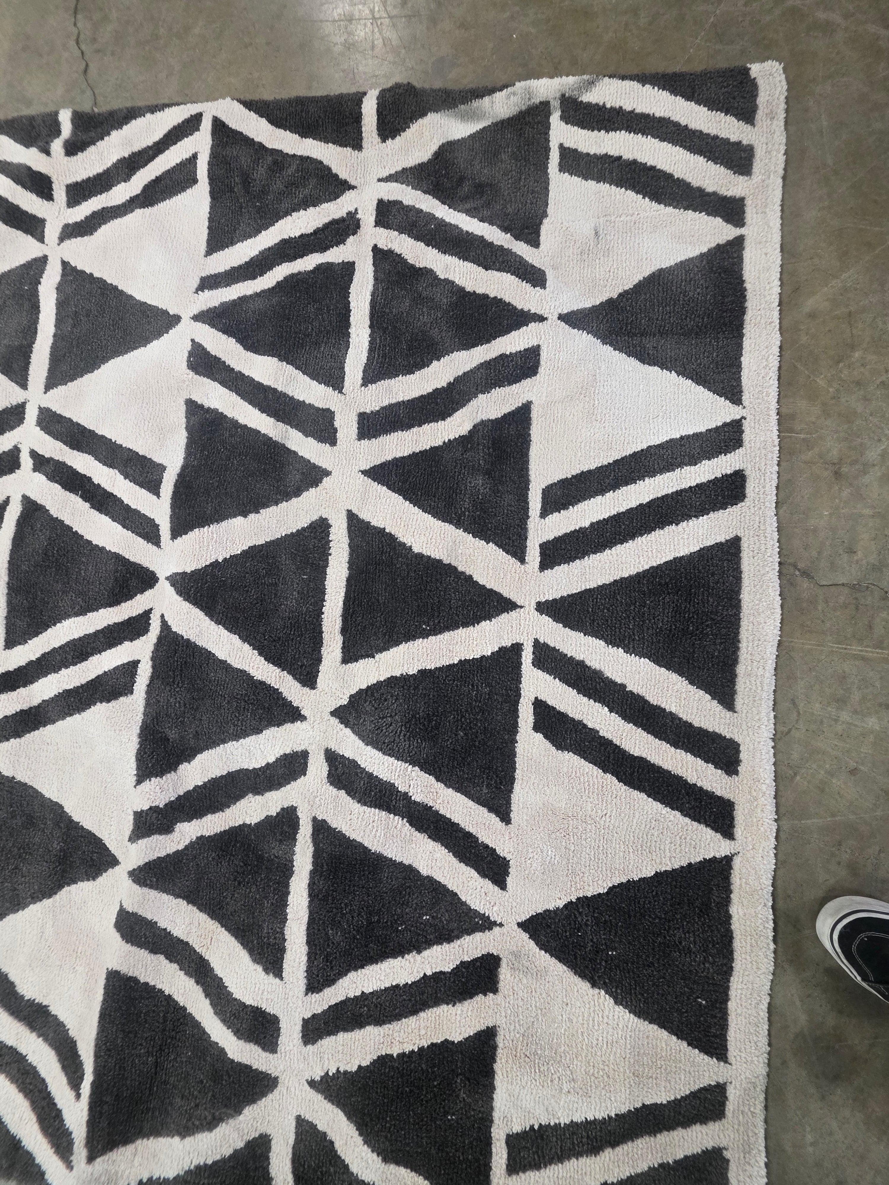 Microplush Geo Knitted Area Rug - 5'x7'