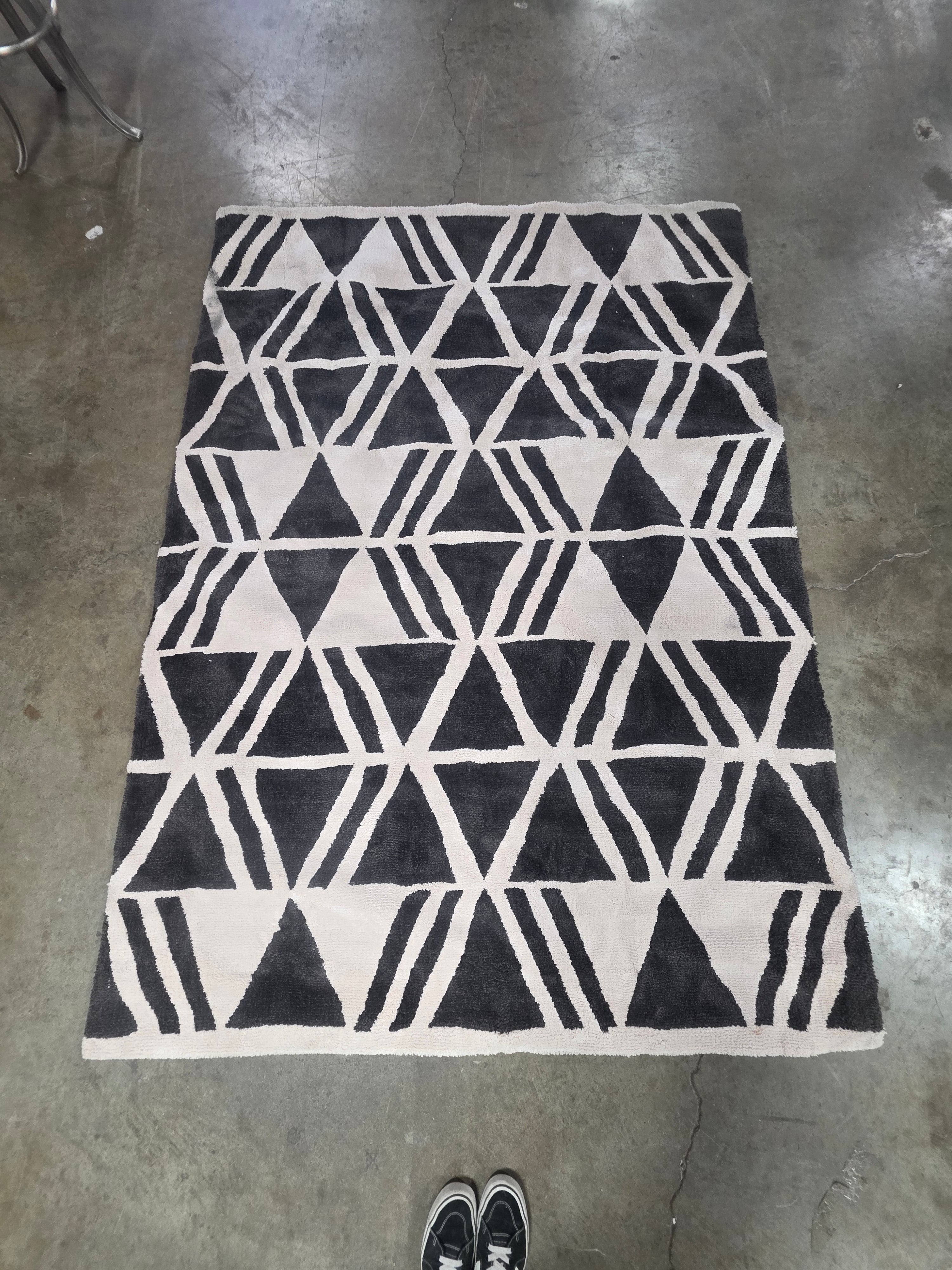 Microplush Geo Knitted Area Rug - 5'x7'